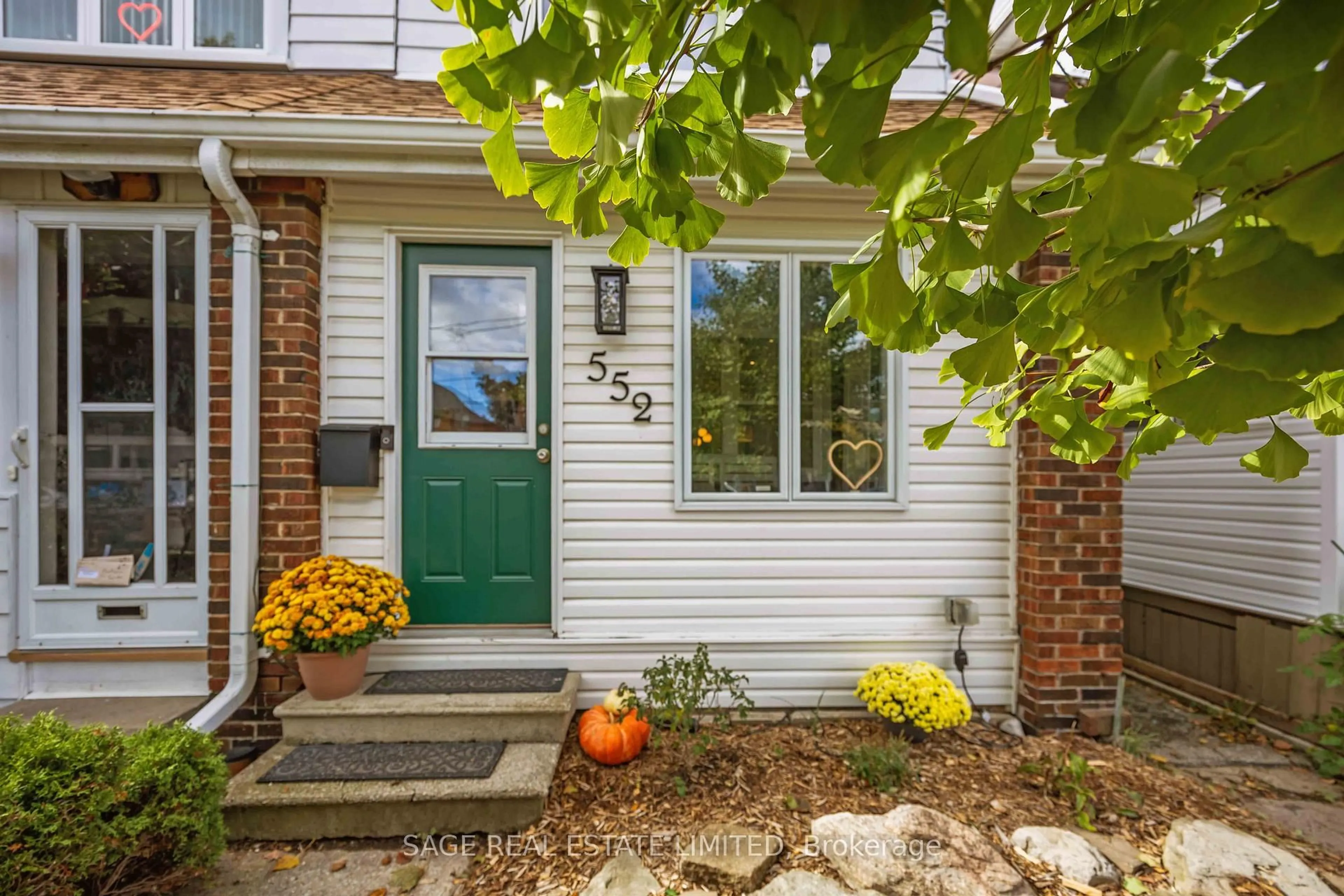 Indoor entryway for 552 Victoria Park Ave, Toronto Ontario M4E 3T5