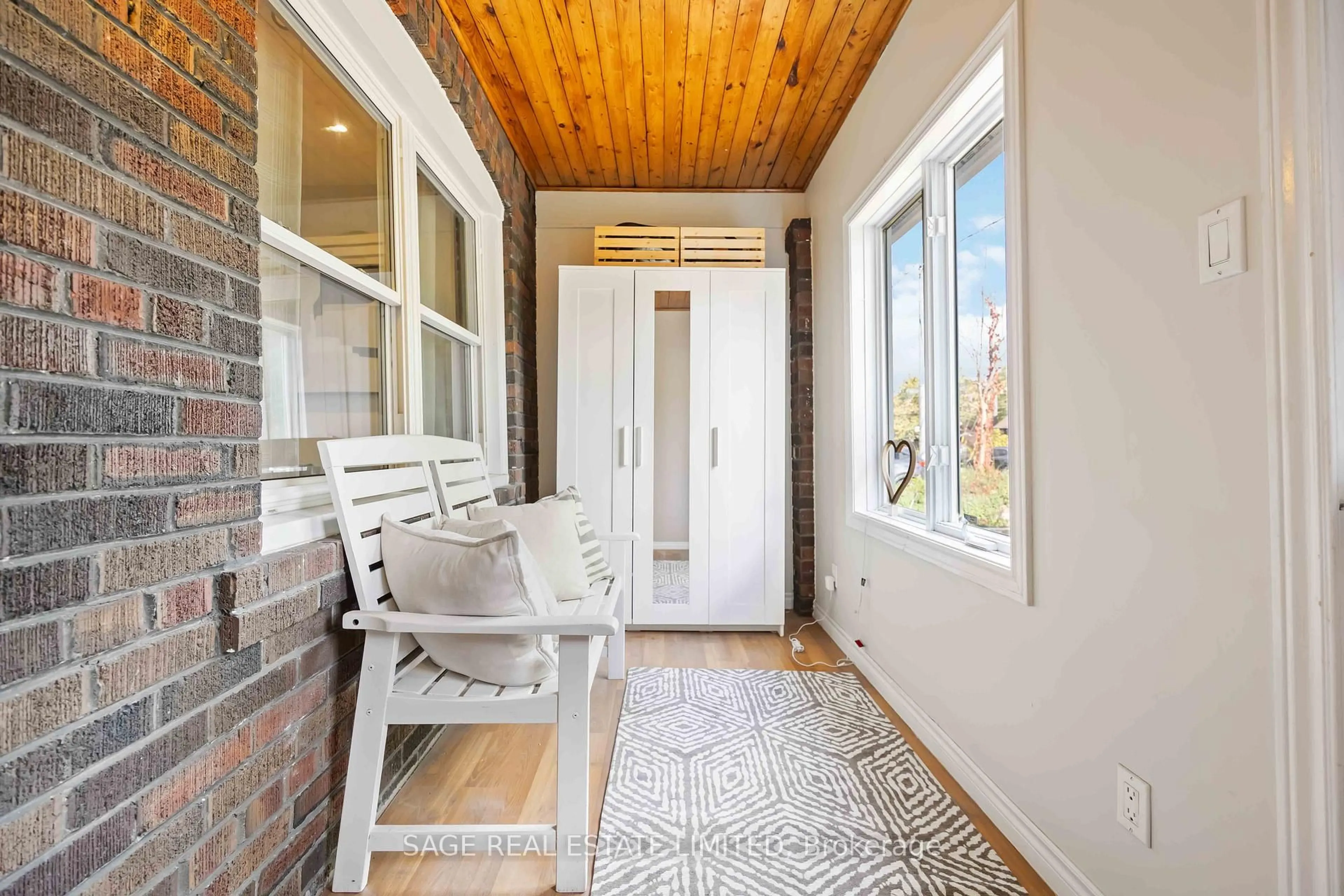 Patio, street for 552 Victoria Park Ave, Toronto Ontario M4E 3T5