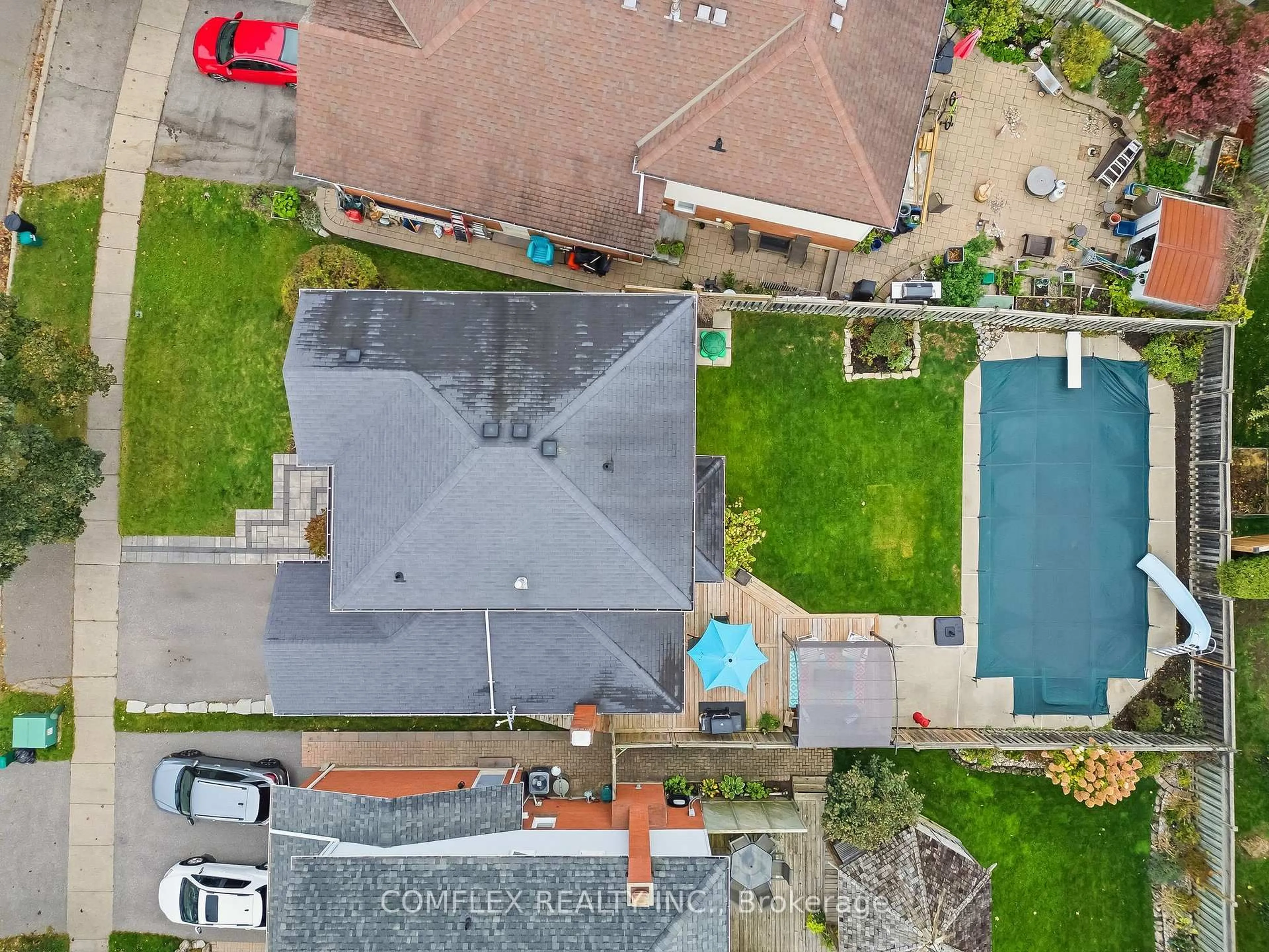A pic from outside/outdoor area/front of a property/back of a property/a pic from drone, street for 16 Orchard Park Dr, Clarington Ontario L1C 4E2