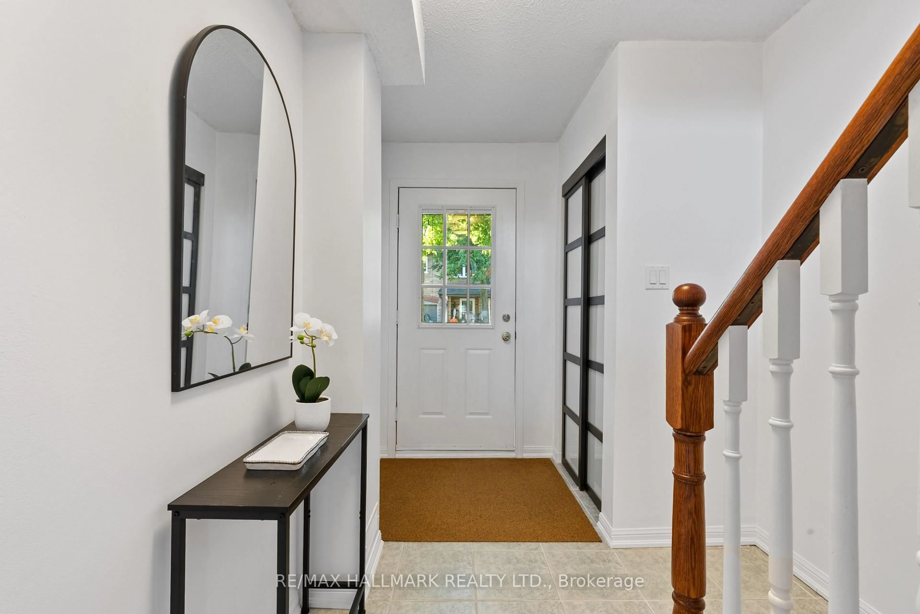 Indoor entryway for 6400 Lawrence Ave #16, Toronto Ontario M1C 5C7