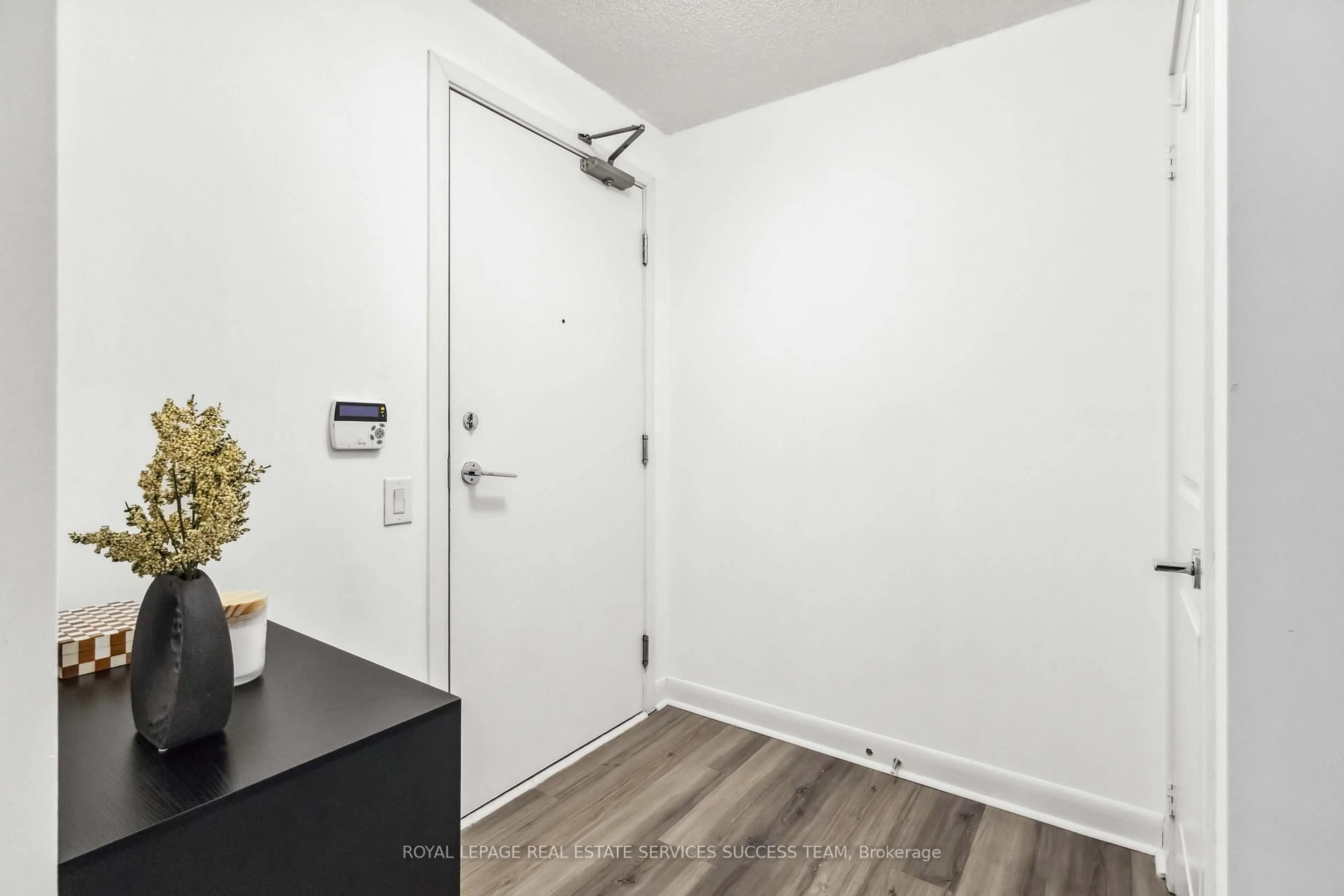 Indoor entryway for 25 Town Centre Crt #1205, Toronto Ontario M1P 0B4