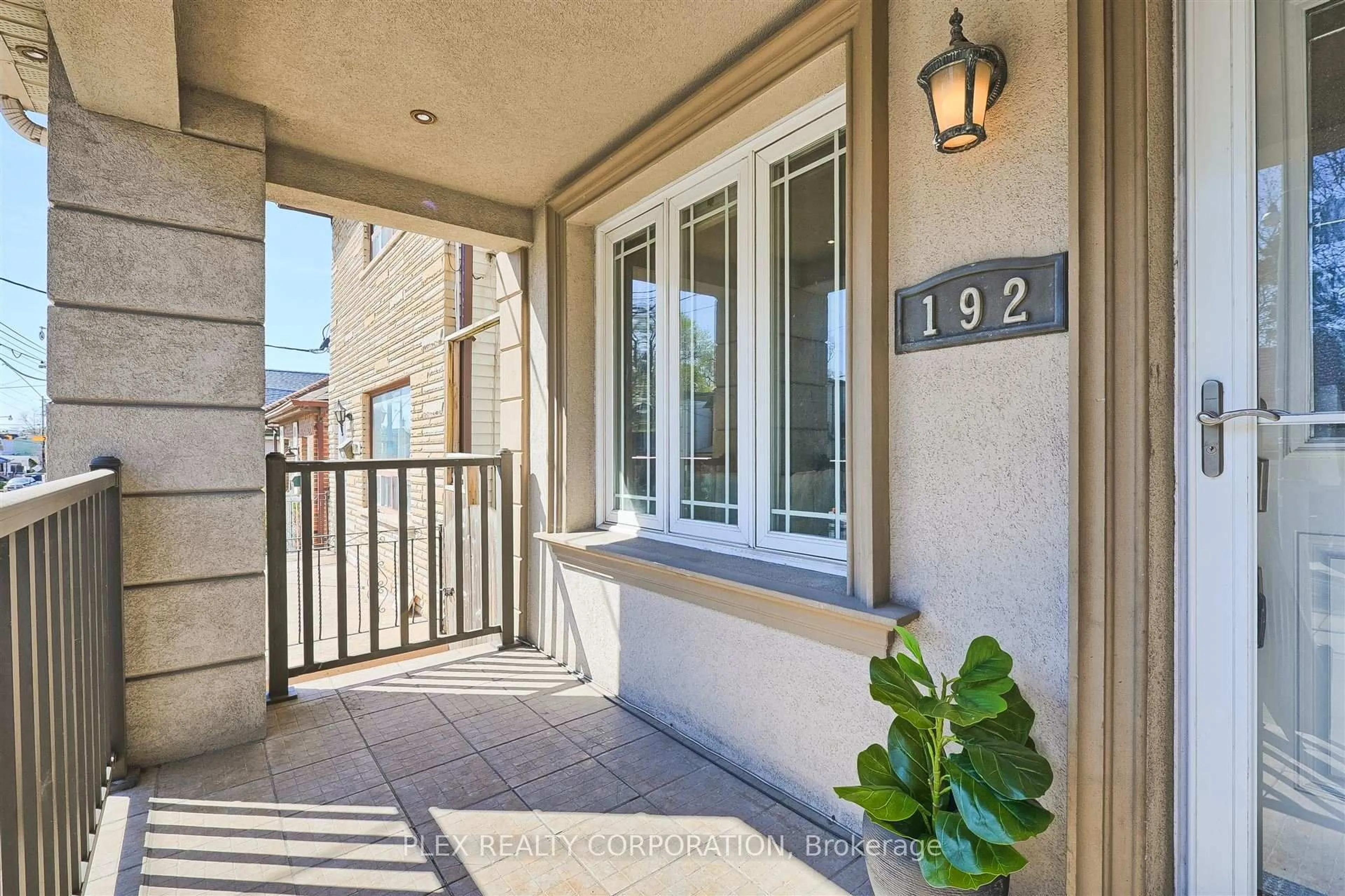 Indoor entryway for 192 Coxwell Ave, Toronto Ontario M4L 3B2