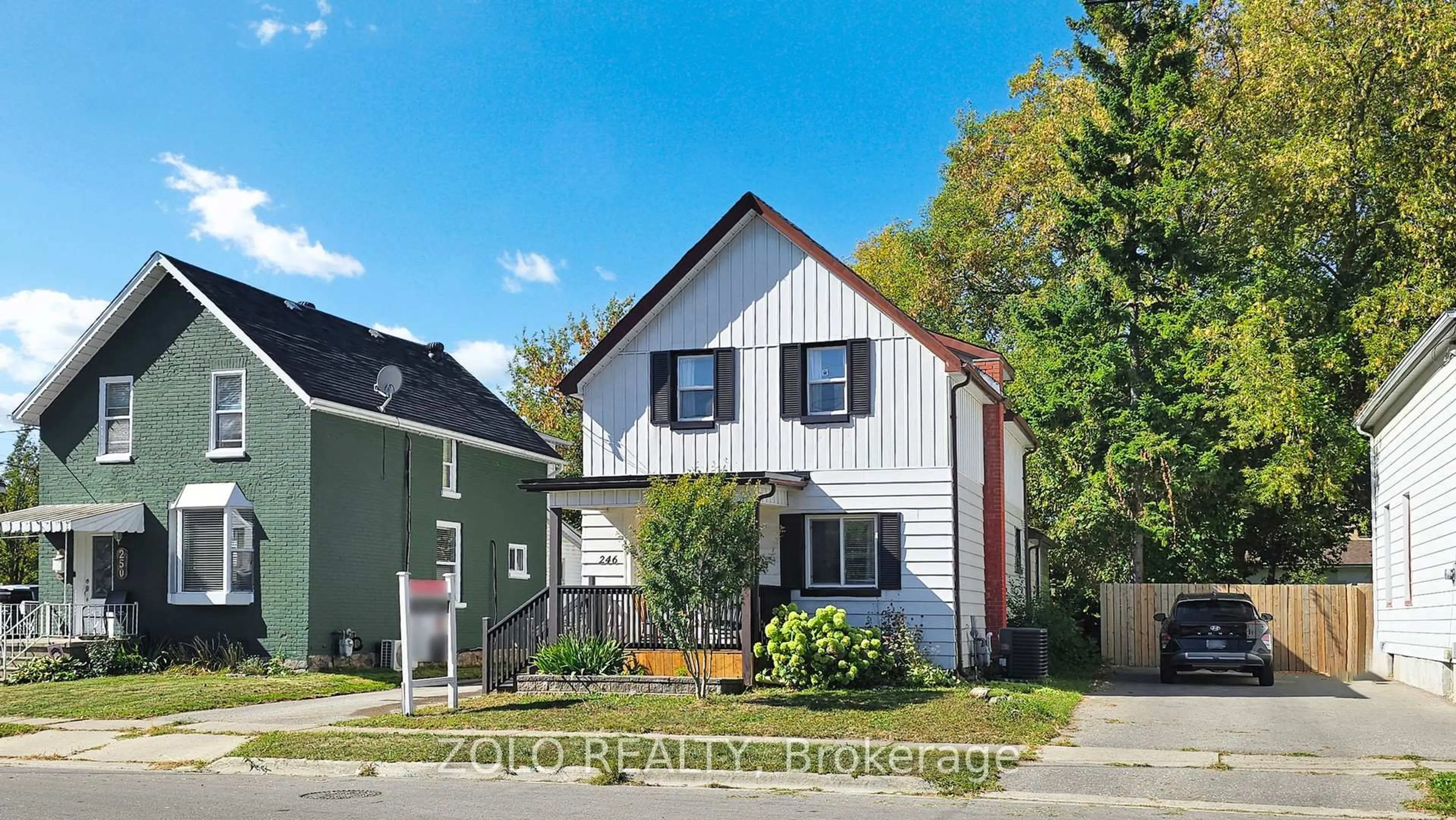 Home with vinyl exterior material, street for 246 Court St, Oshawa Ontario L1H 4W7