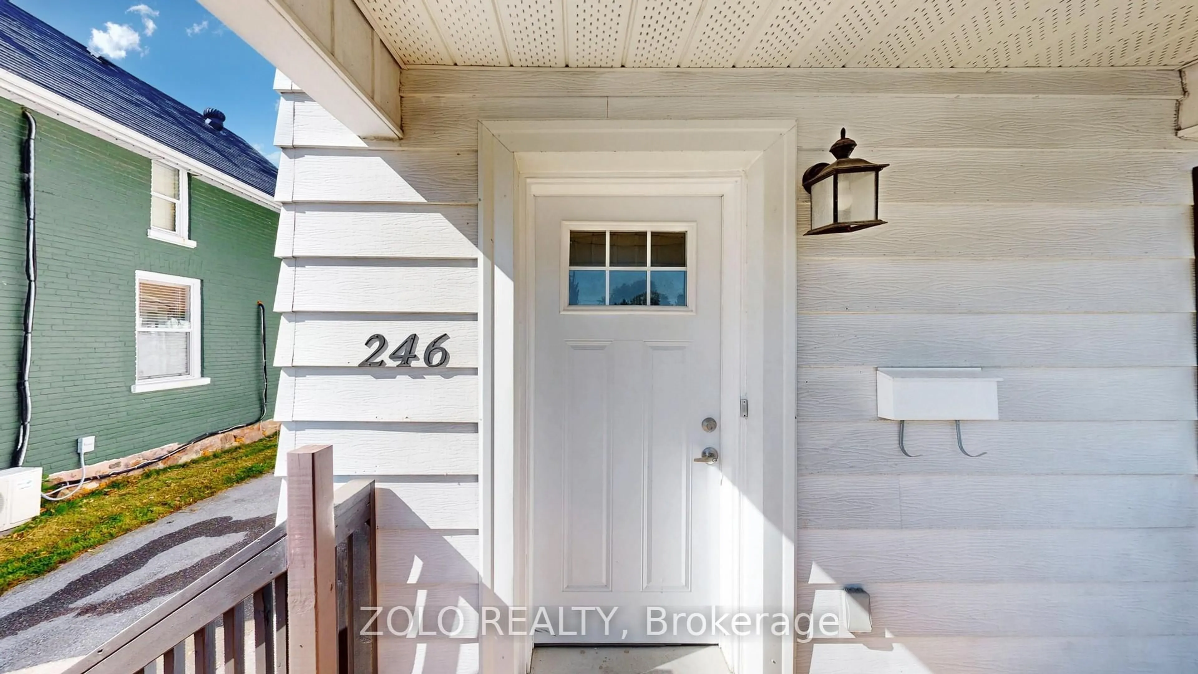 Indoor entryway for 246 Court St, Oshawa Ontario L1H 4W7