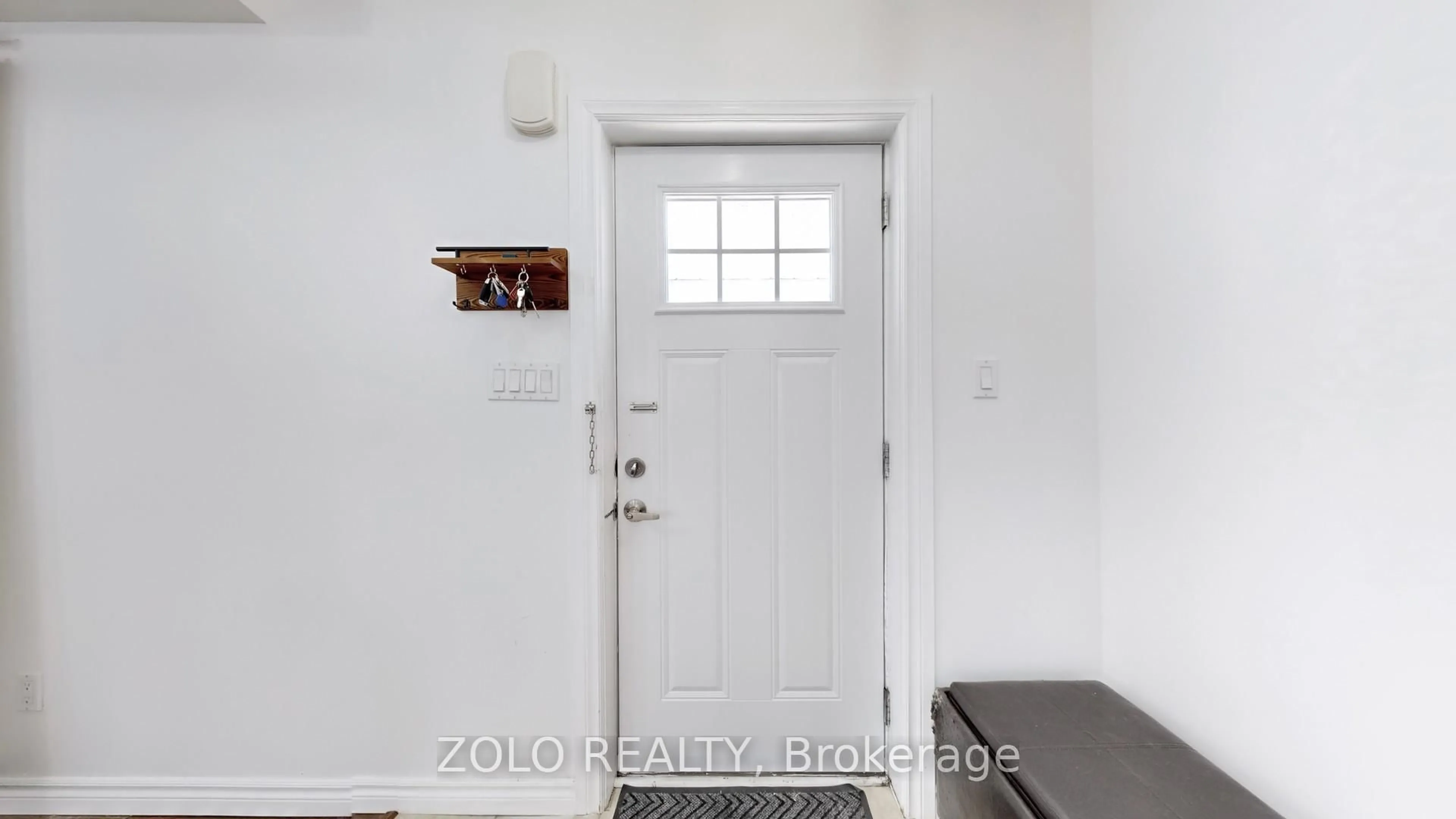Indoor entryway for 246 Court St, Oshawa Ontario L1H 4W7