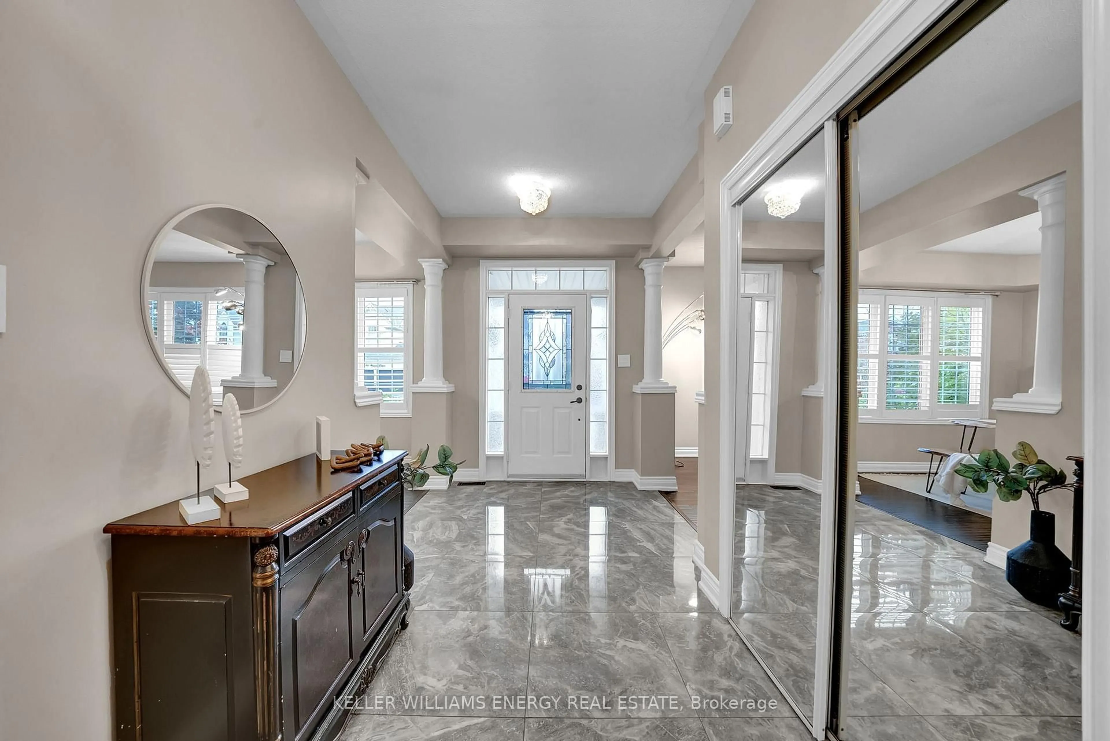 Indoor foyer for 83 Wessex Dr, Whitby Ontario L1M 2C1