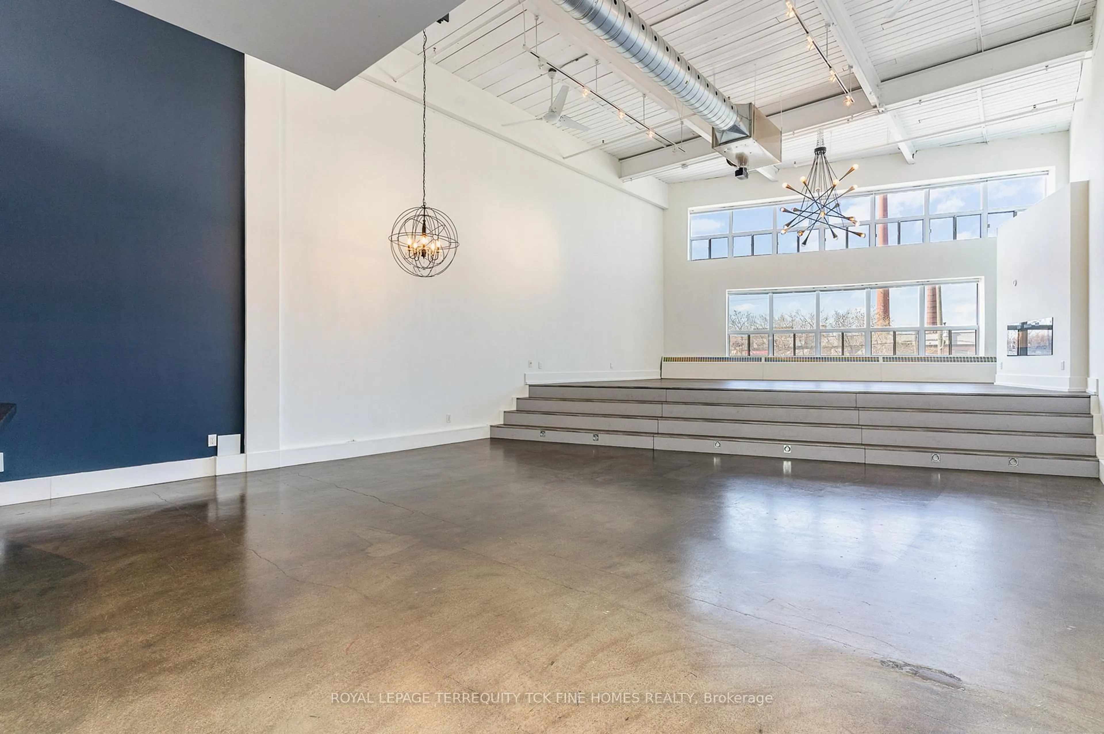 Indoor foyer for 1173 Dundas St #225, Toronto Ontario M4M 3P1