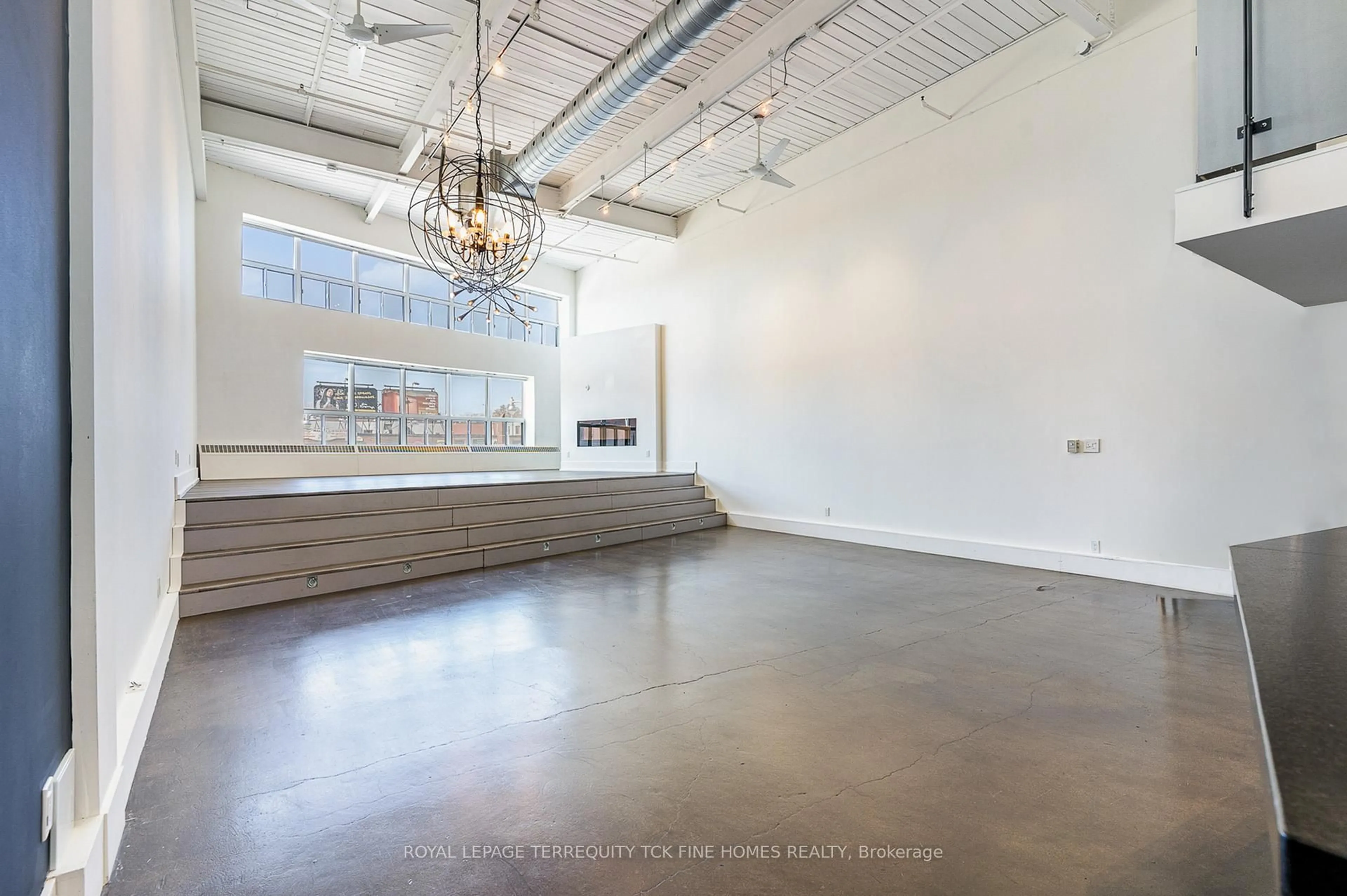 Indoor foyer for 1173 Dundas St #225, Toronto Ontario M4M 3P1