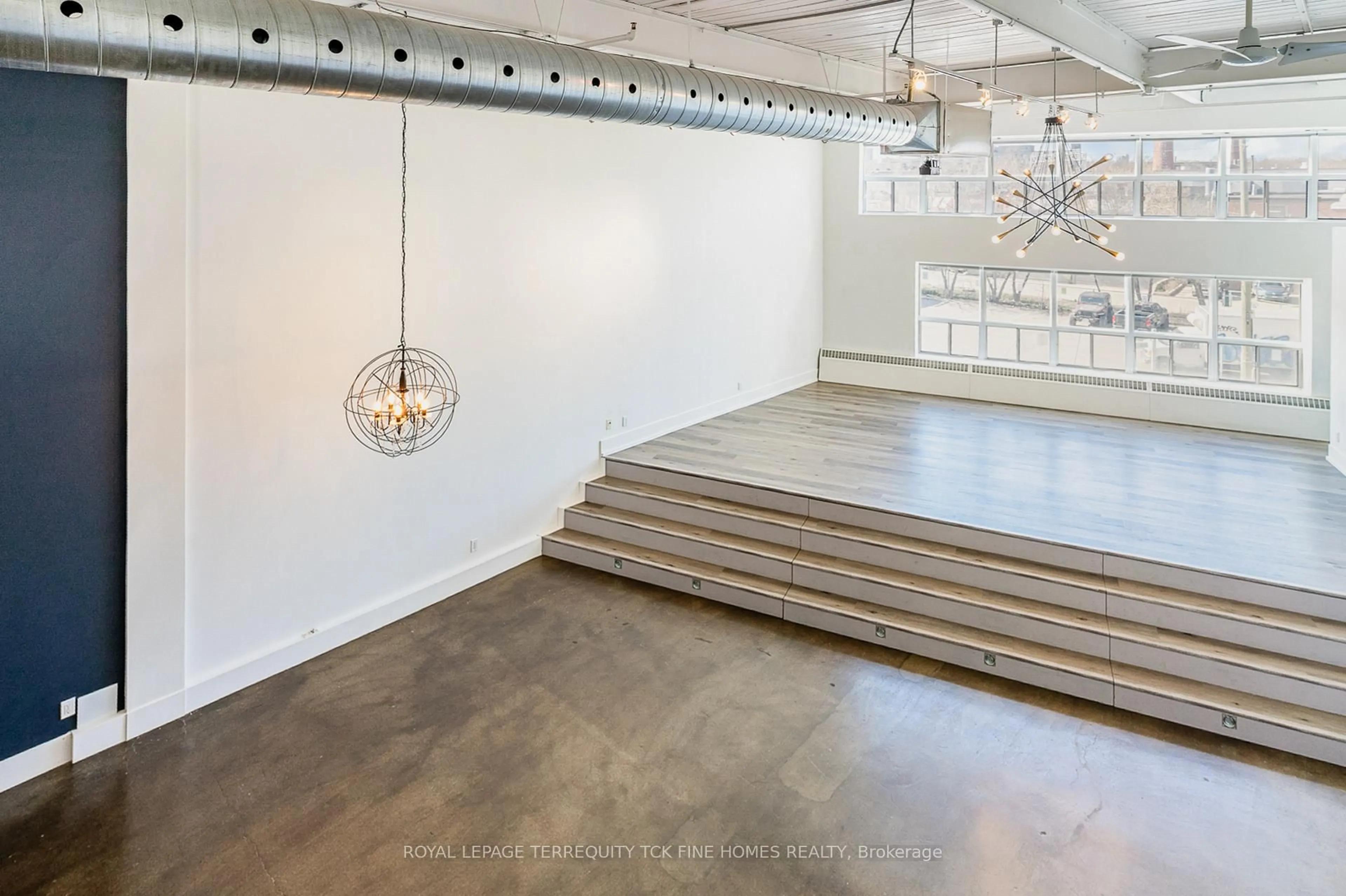 Indoor foyer for 1173 Dundas St #225, Toronto Ontario M4M 3P1