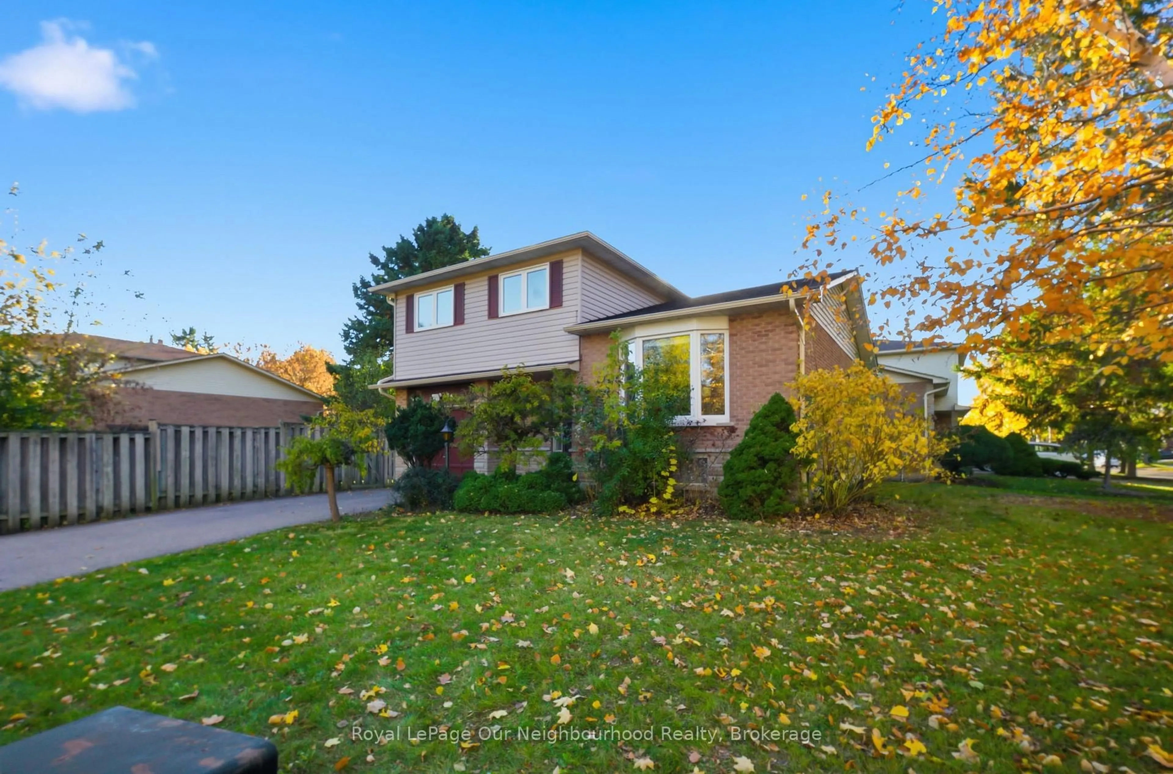 Home with vinyl exterior material, street for 39 Evergreen Dr, Whitby Ontario L1N 6S6