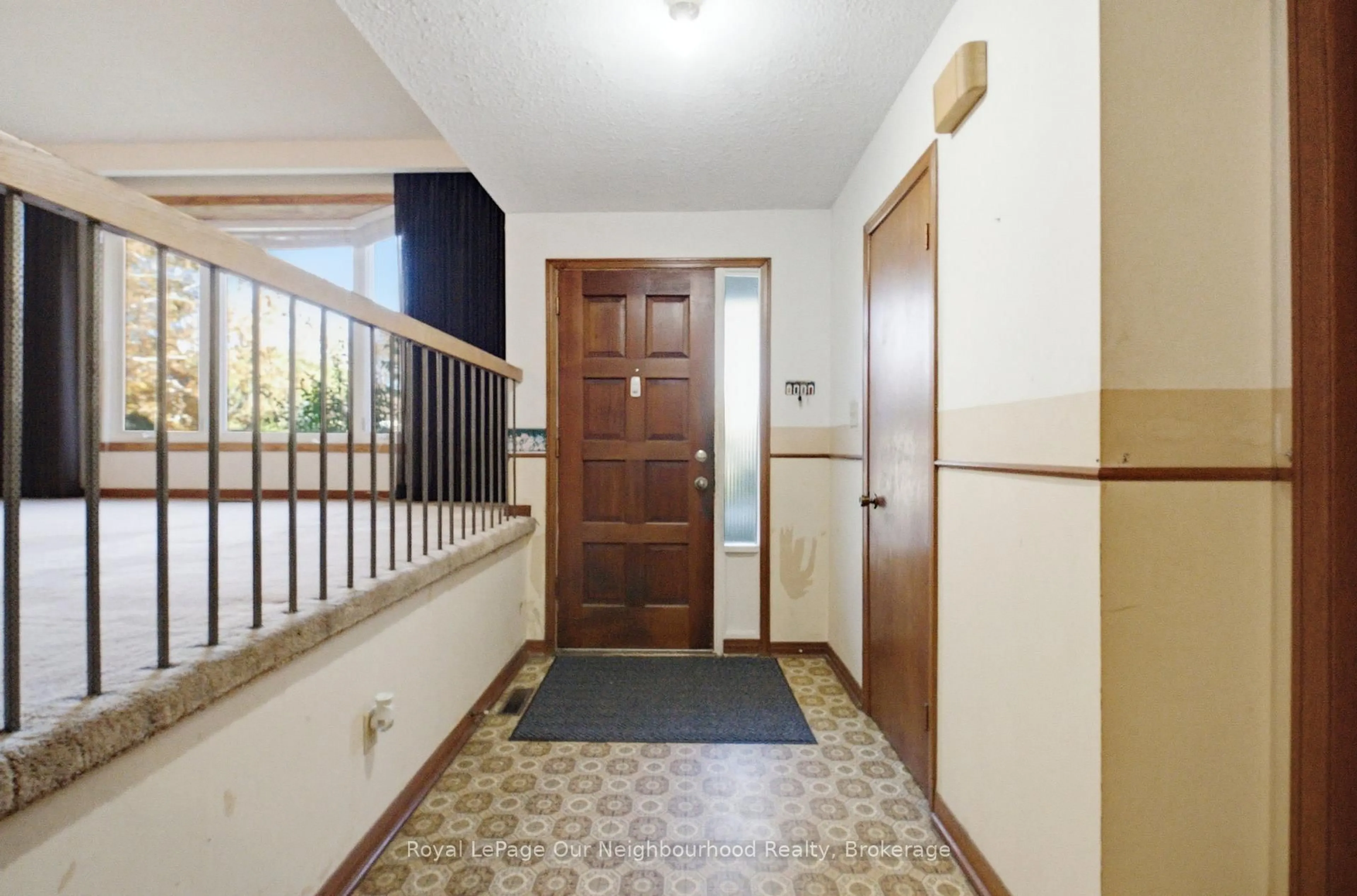 Indoor foyer for 39 Evergreen Dr, Whitby Ontario L1N 6S6