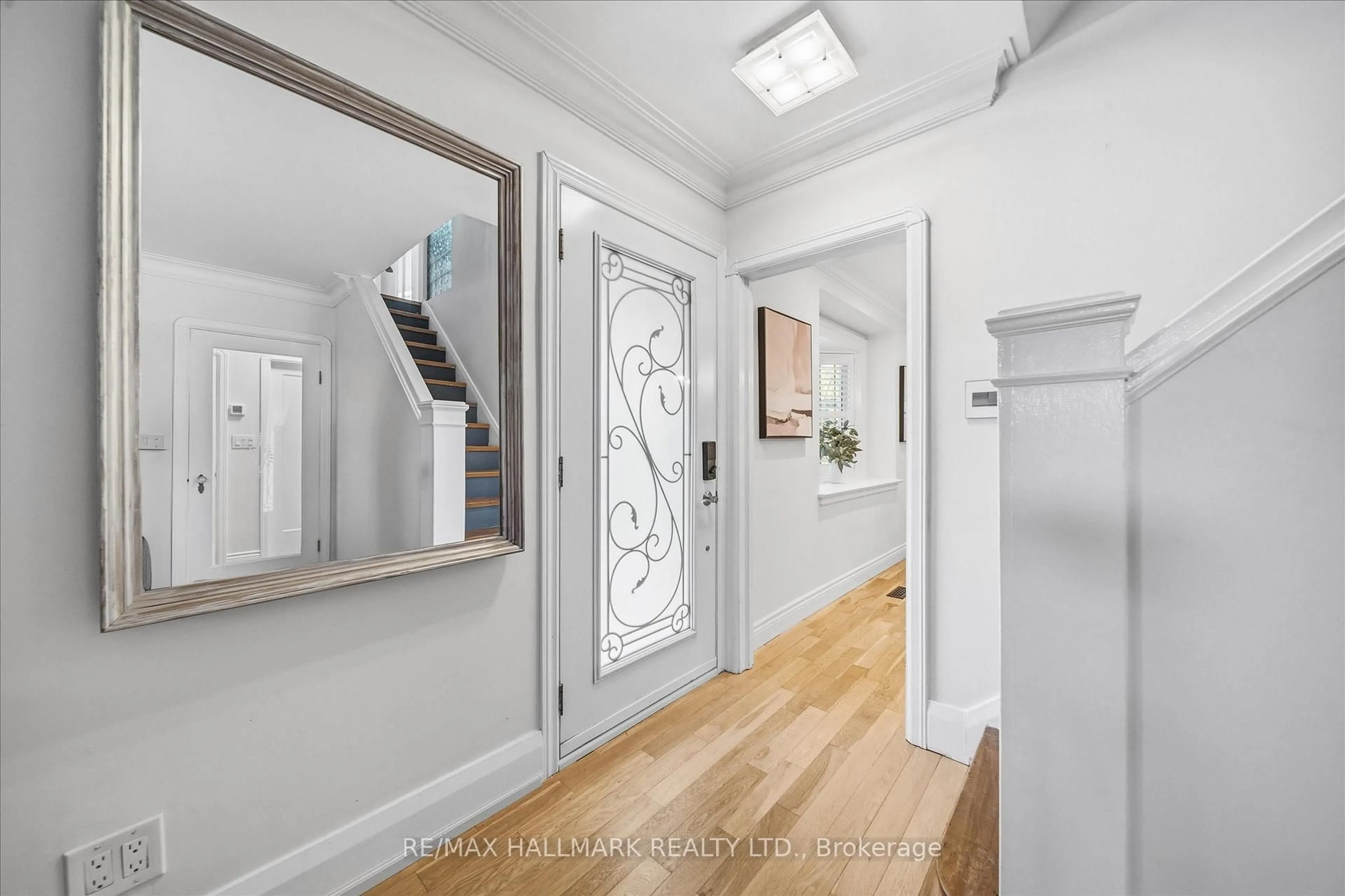 Indoor entryway for 128 Harewood Ave, Toronto Ontario M1M 2R5
