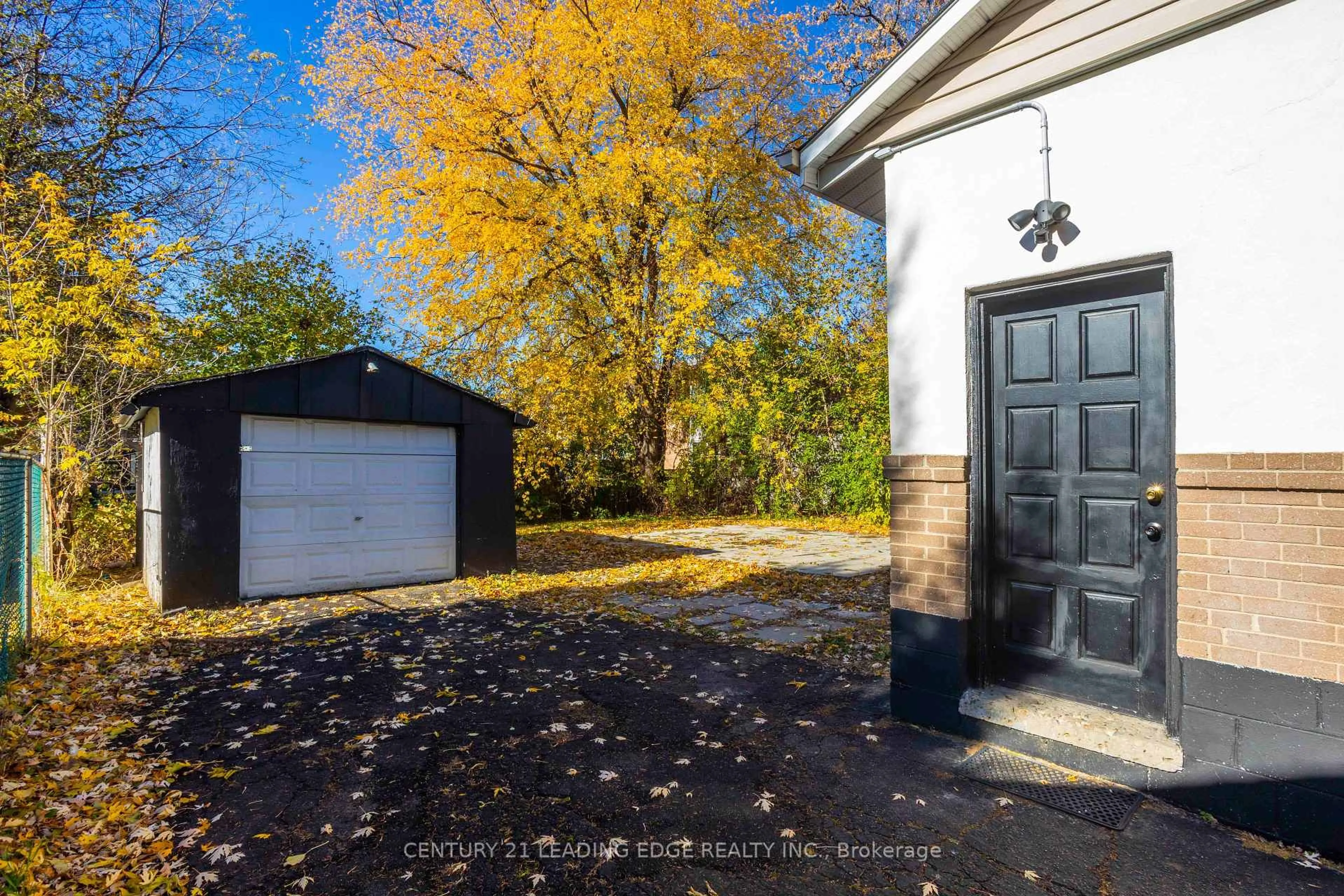A pic from outside/outdoor area/front of a property/back of a property/a pic from drone, street for 2728 Kennedy Rd, Toronto Ontario M1T 3H9