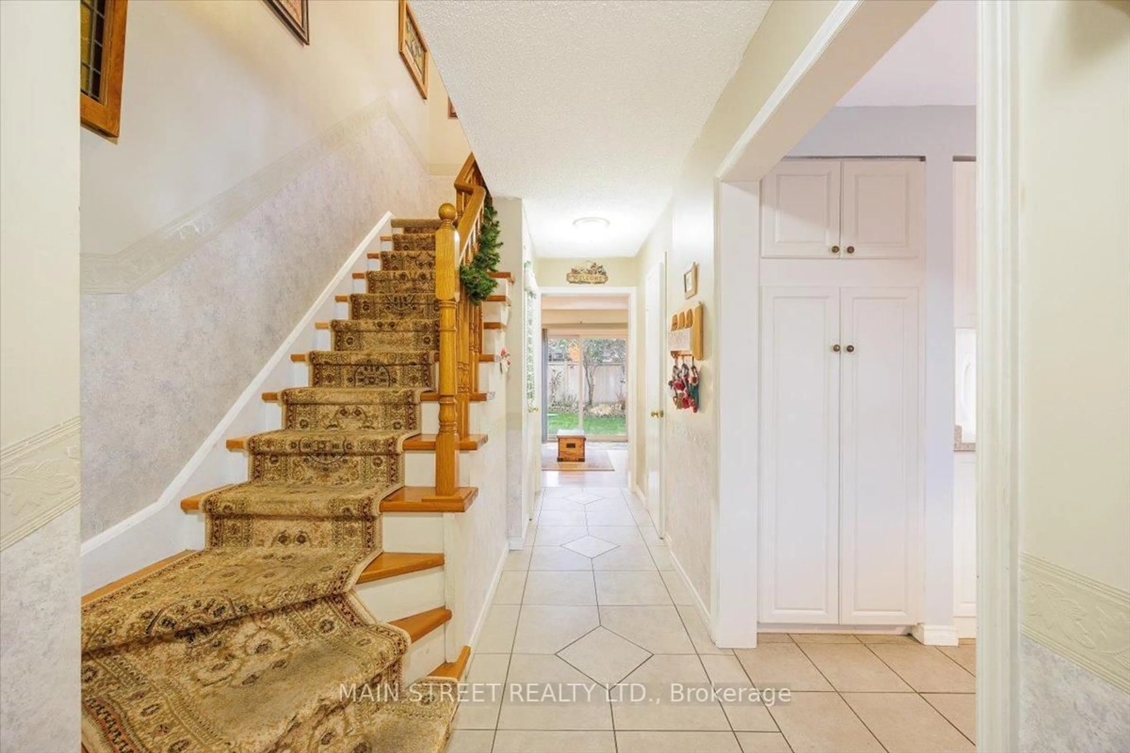Indoor foyer for 15 1640 Nichol Avenue Ave, Whitby Ontario L1N 8P6