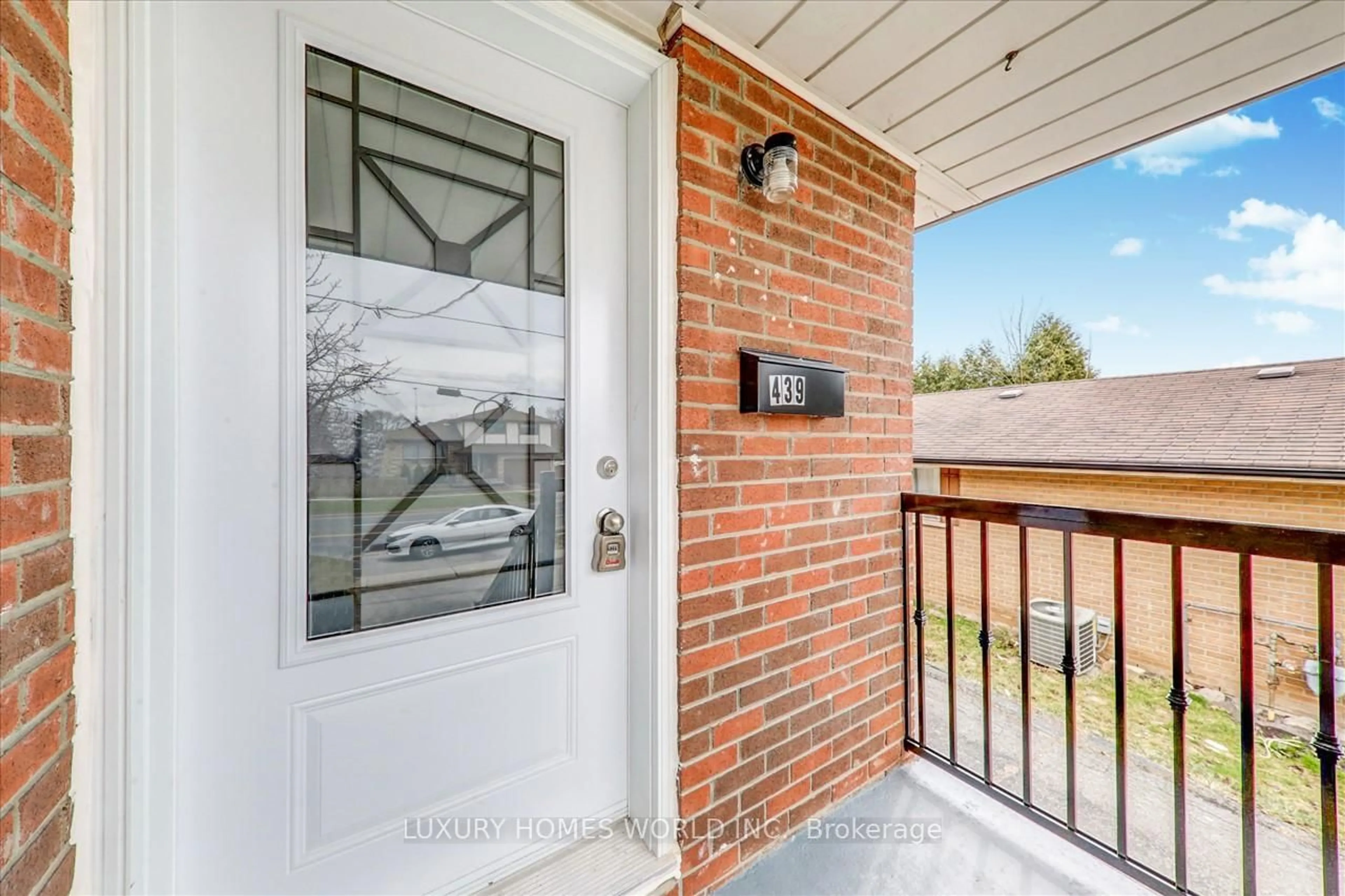 Indoor entryway for 439 Wilson Rd, Oshawa Ontario L1G 6E8