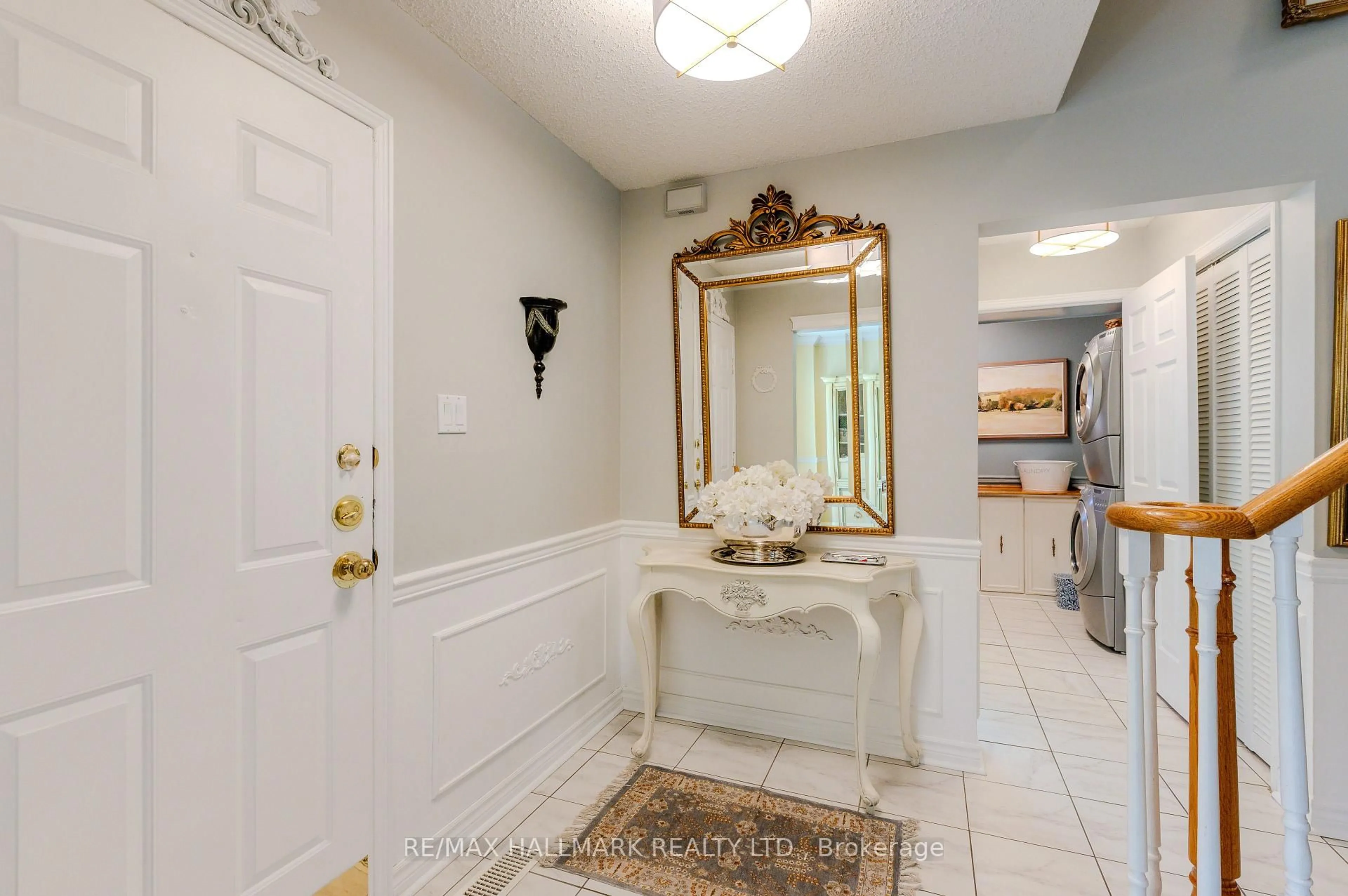 Indoor entryway for 1091 Benton Cres, Pickering Ontario L1X 1N2
