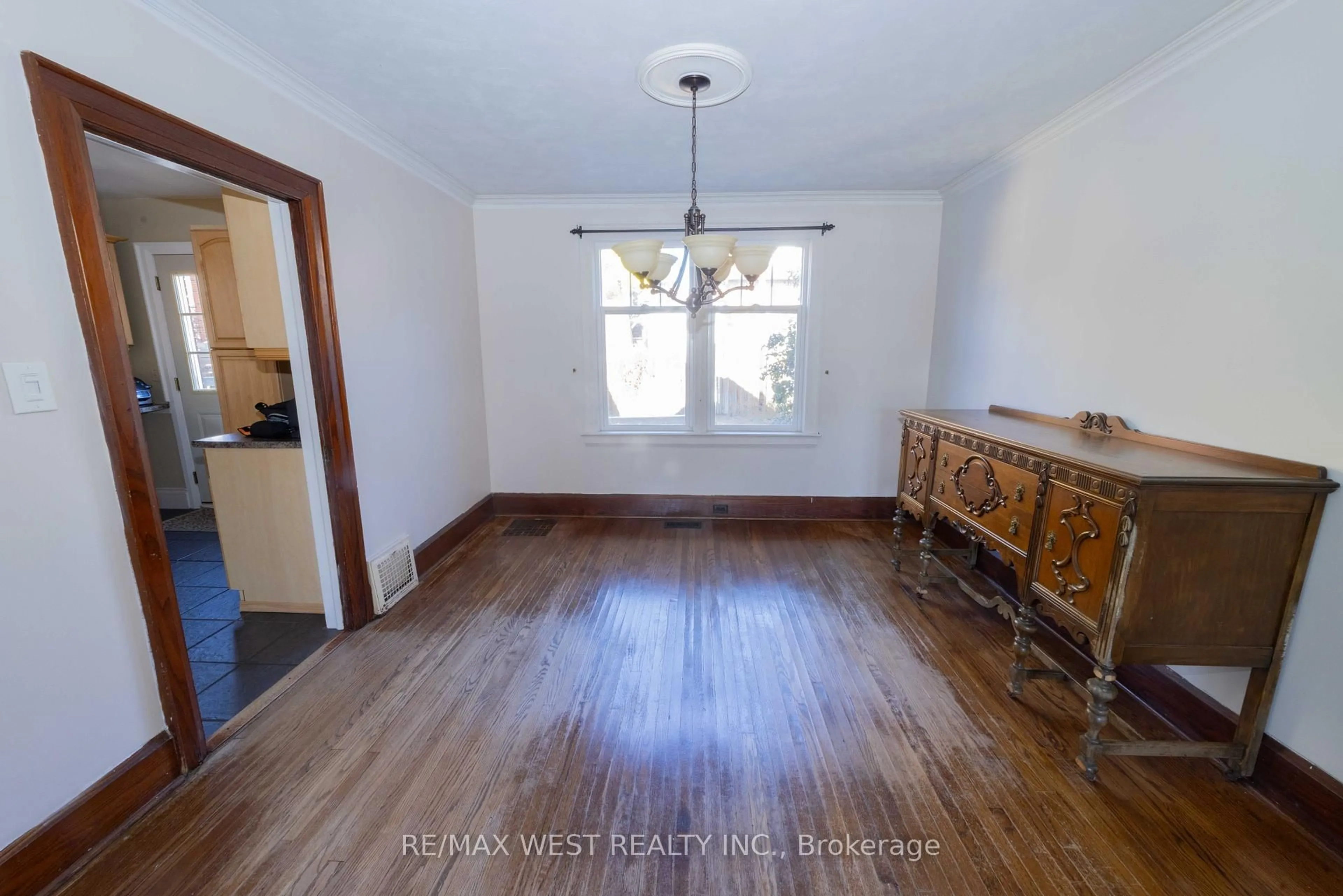 A pic of a room for 314 Gliddon Ave, Oshawa Ontario L1H 1Z4