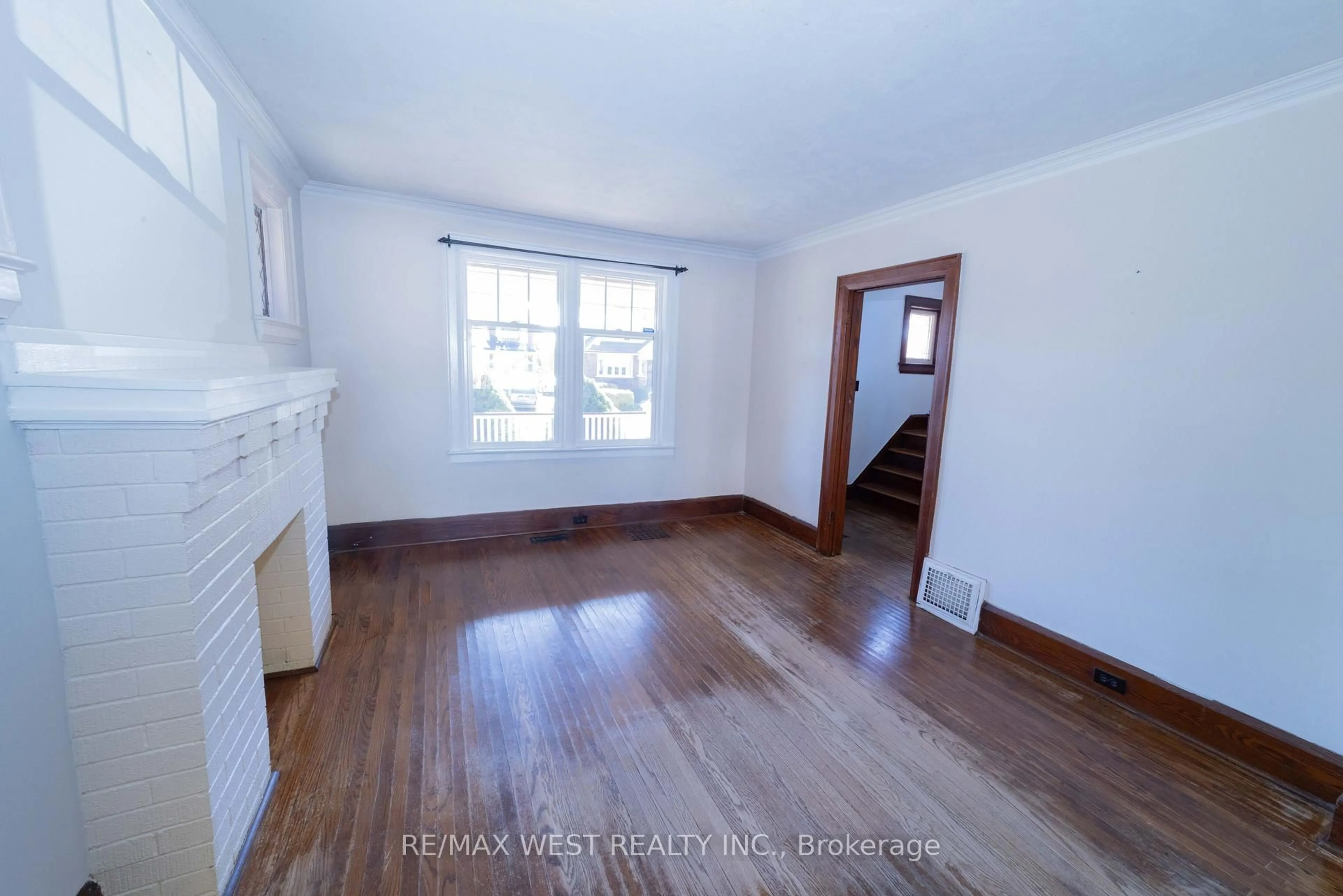 A pic of a room for 314 Gliddon Ave, Oshawa Ontario L1H 1Z4