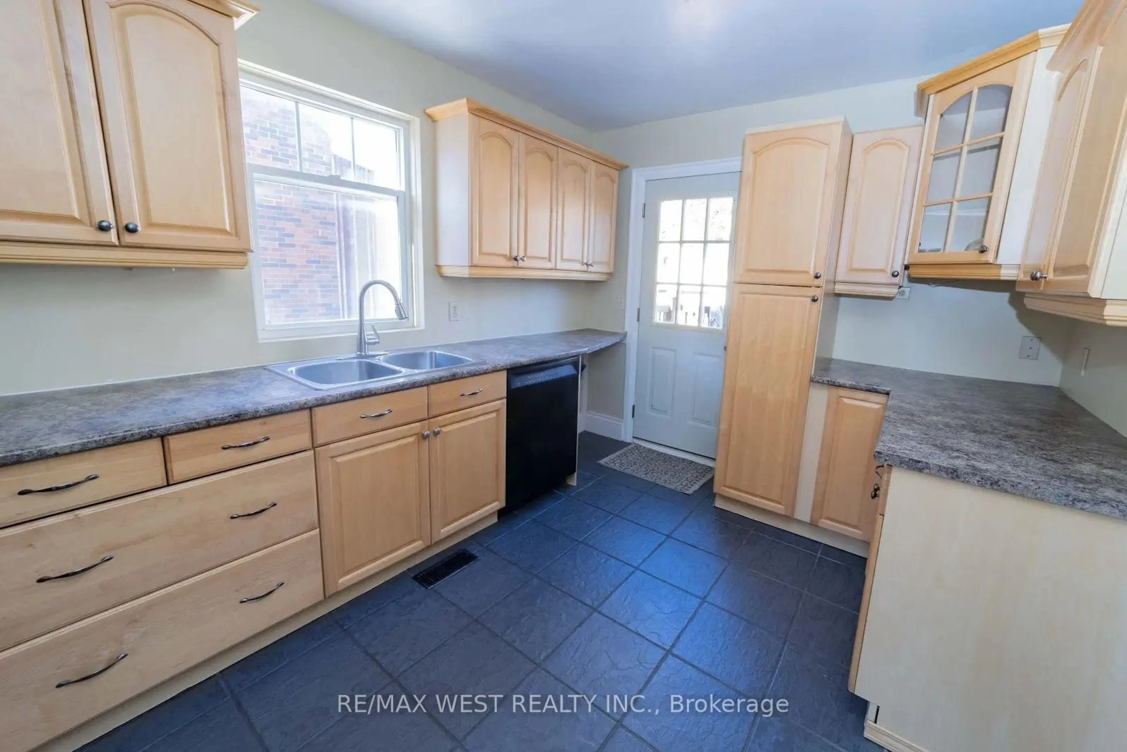 Standard kitchen, unknown for 314 Gliddon Ave, Oshawa Ontario L1H 1Z4