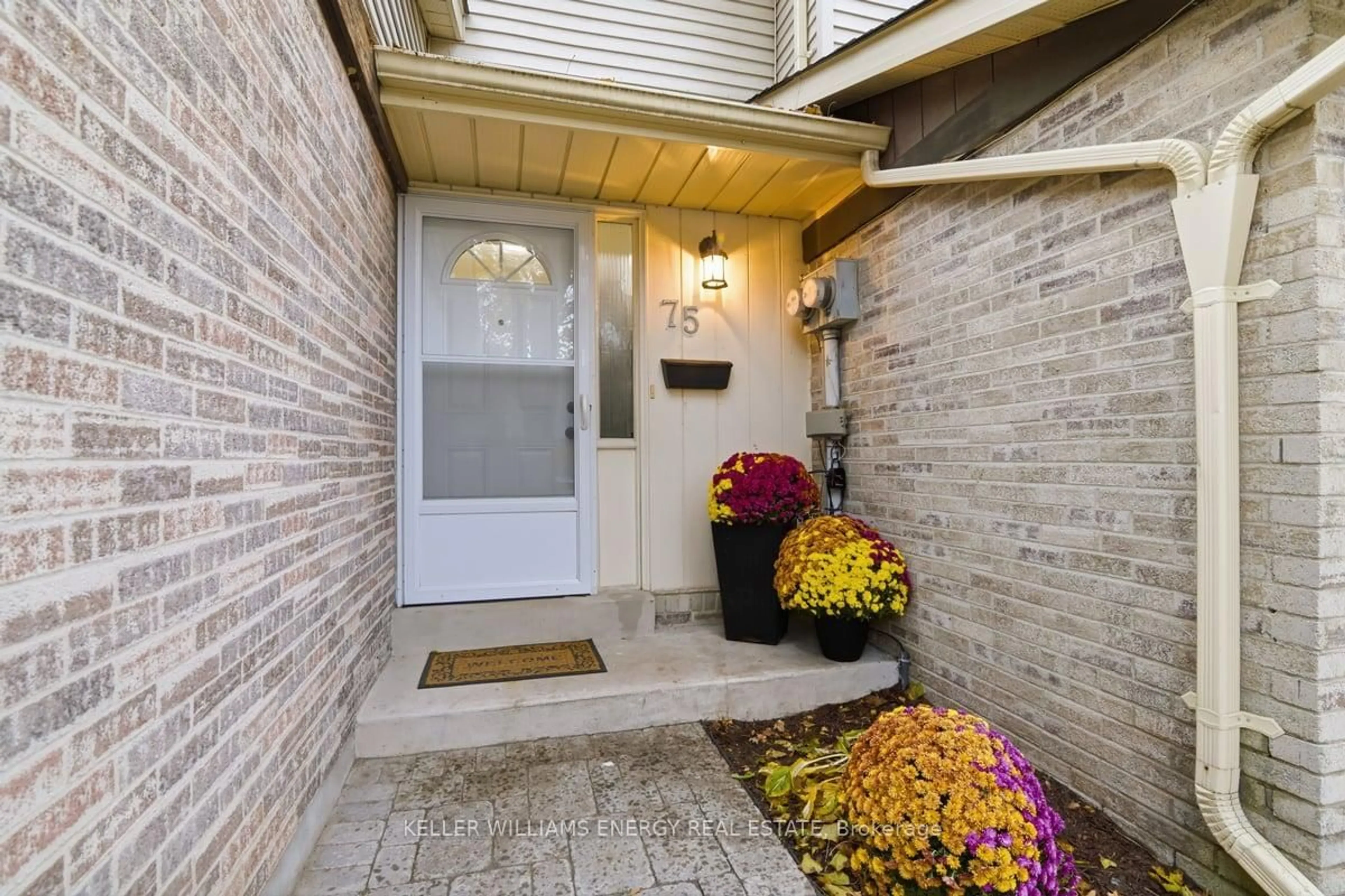 Indoor entryway for 611 Galahad Dr #75, Oshawa Ontario L1K 1M1