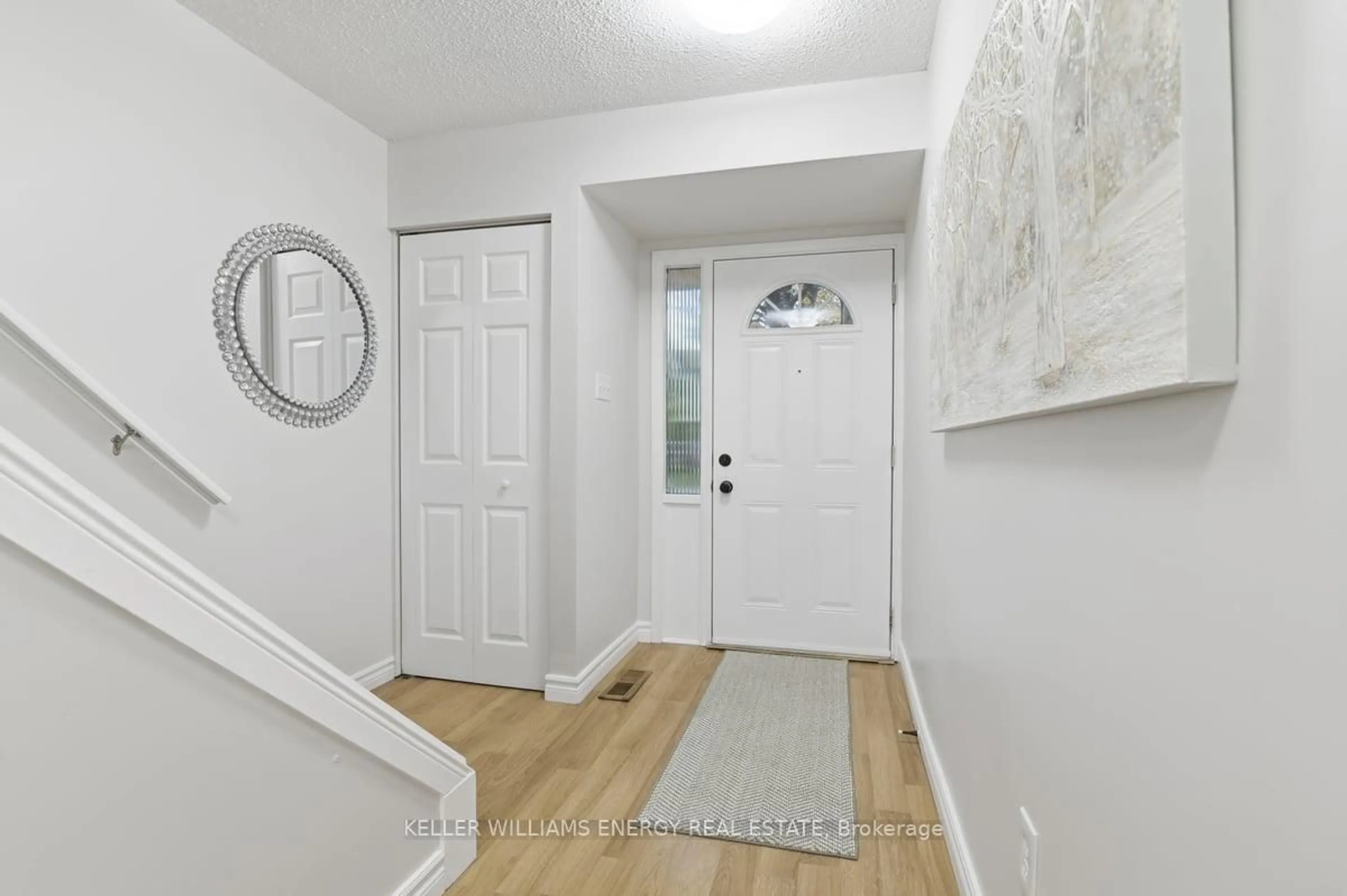 Indoor entryway for 611 Galahad Dr #75, Oshawa Ontario L1K 1M1