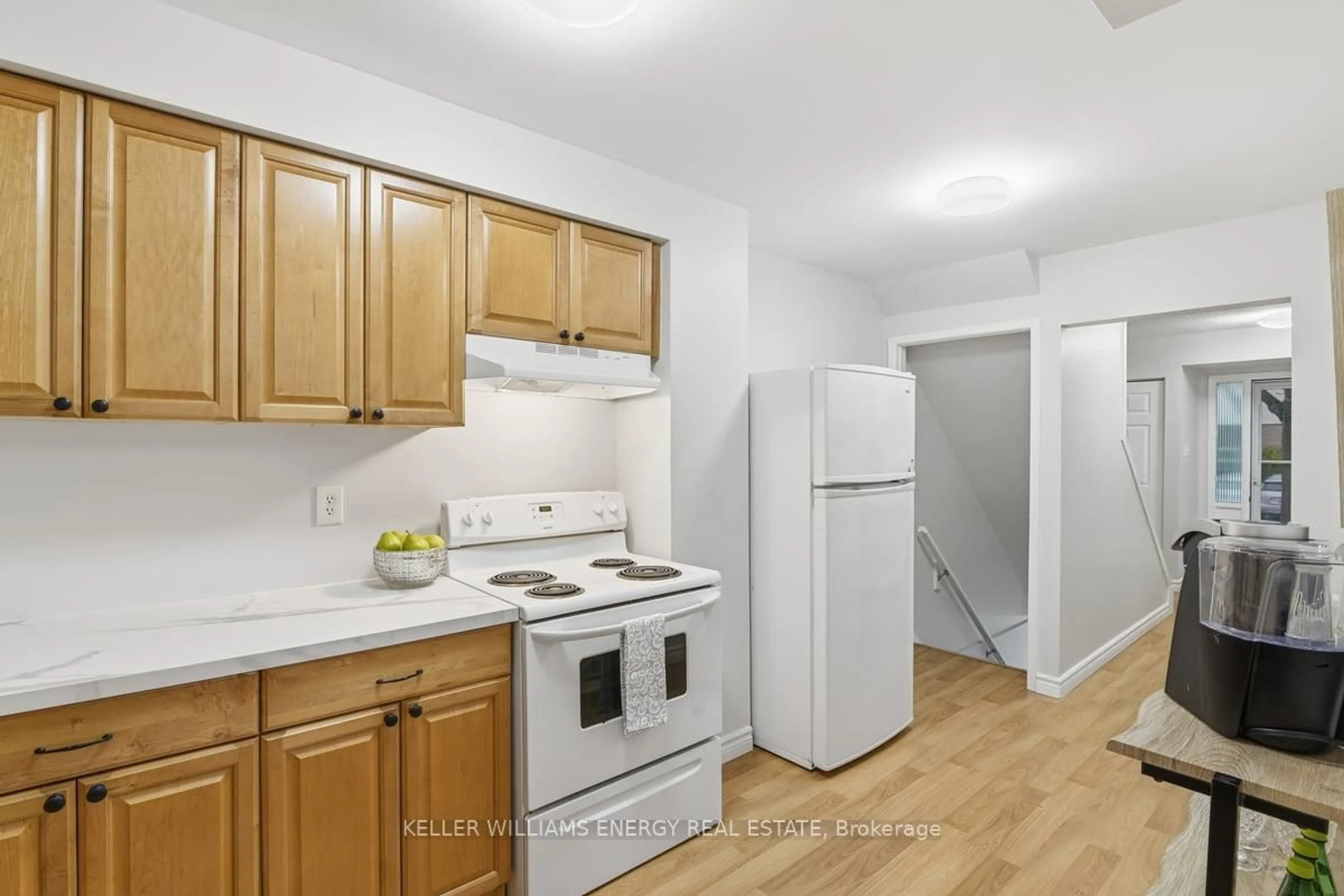 Standard kitchen, wood/laminate floor for 611 Galahad Dr #75, Oshawa Ontario L1K 1M1