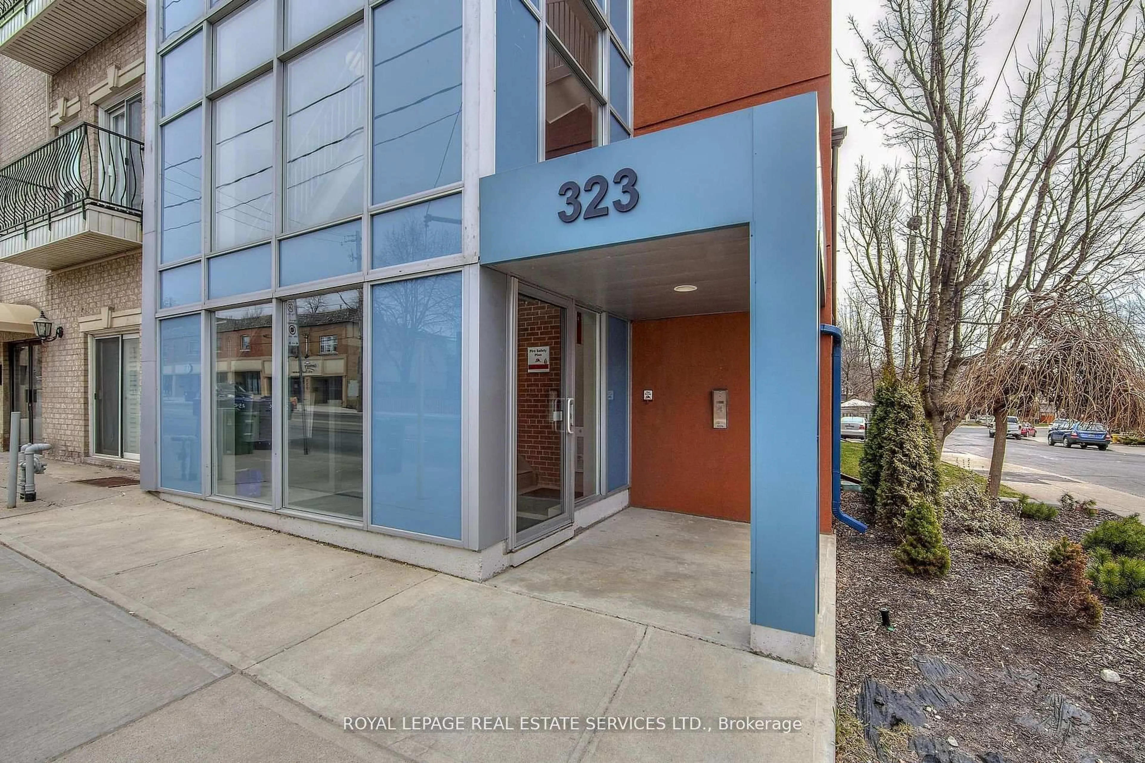 Indoor foyer for 323 Kingston Rd #203, Toronto Ontario M4L 1T8