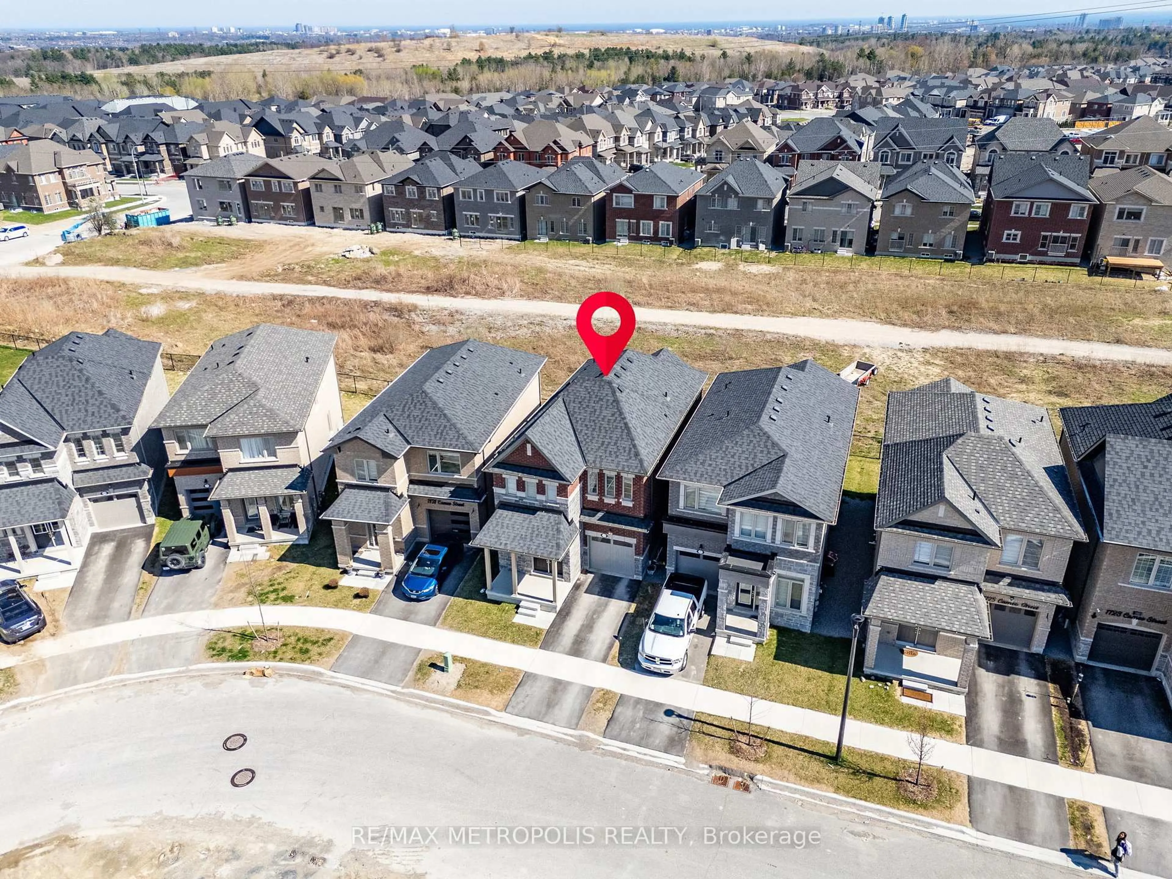 A pic from outside/outdoor area/front of a property/back of a property/a pic from drone, street for 1129 Cameo St, Pickering Ontario L1X 0L7