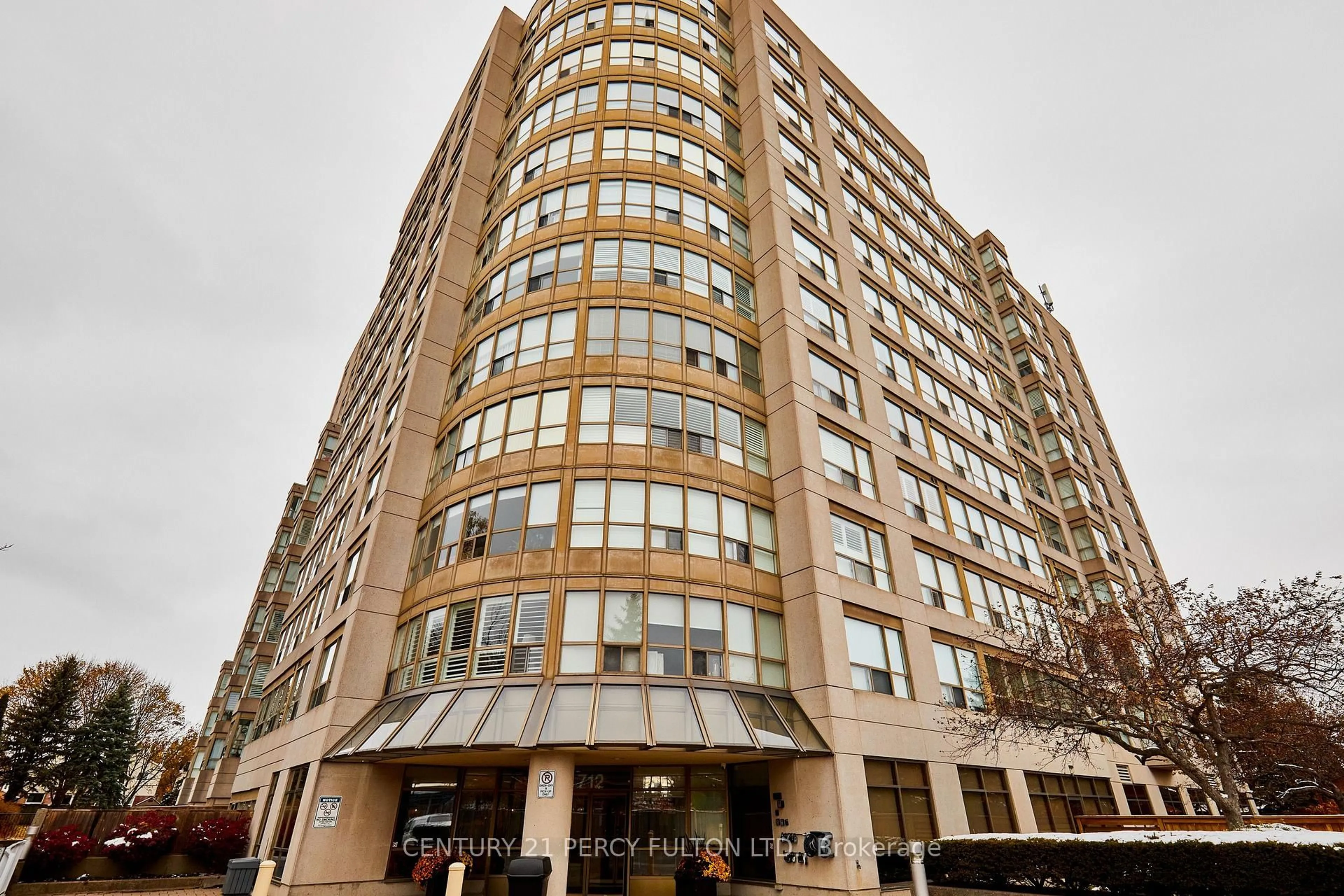 Indoor foyer for 712 Rossland Rd #506, Whitby Ontario L1N 9E8