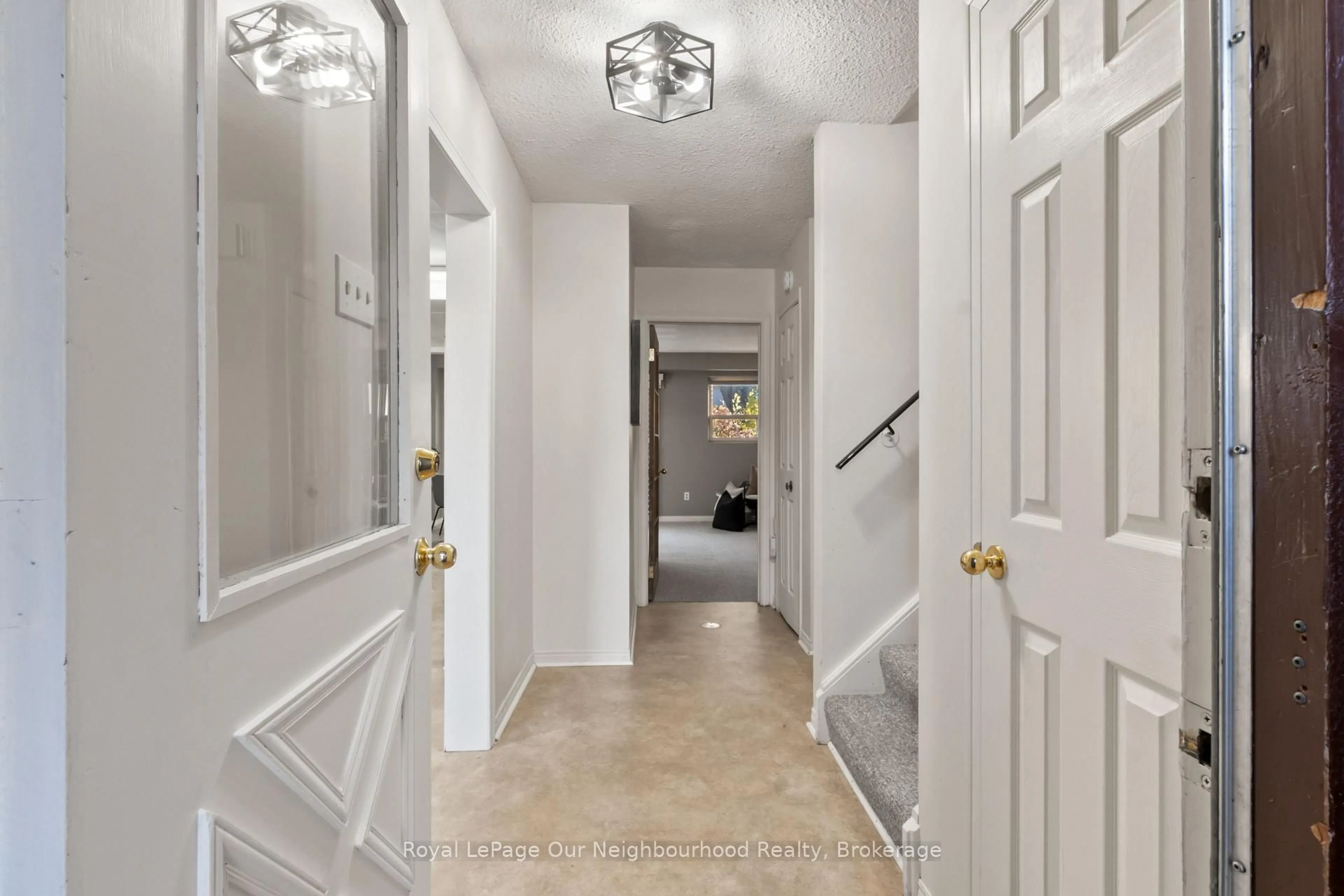 Indoor entryway for 535 Carmello Crt, Pickering Ontario L1W 2Z4