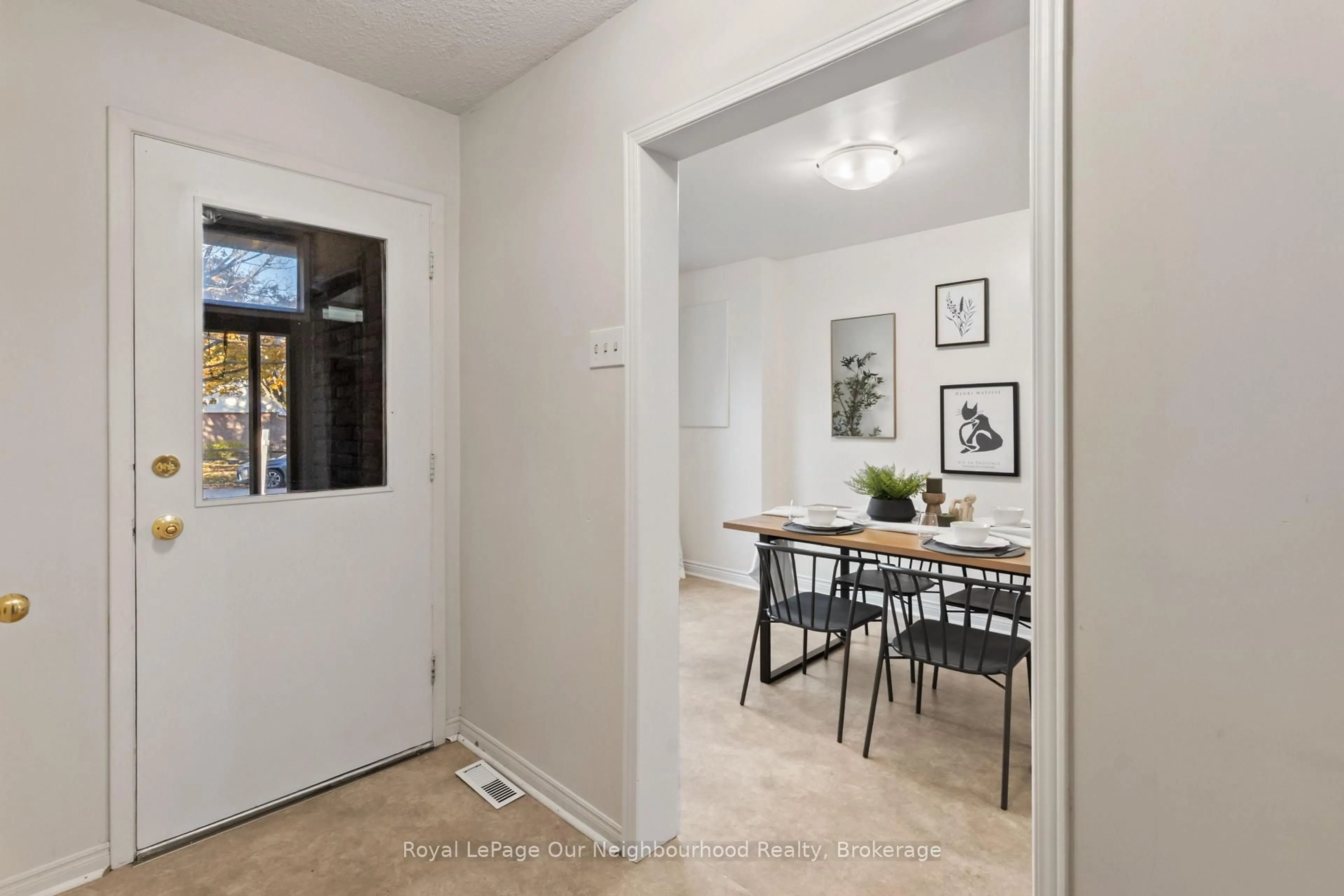 Indoor entryway for 535 Carmello Crt, Pickering Ontario L1W 2Z4