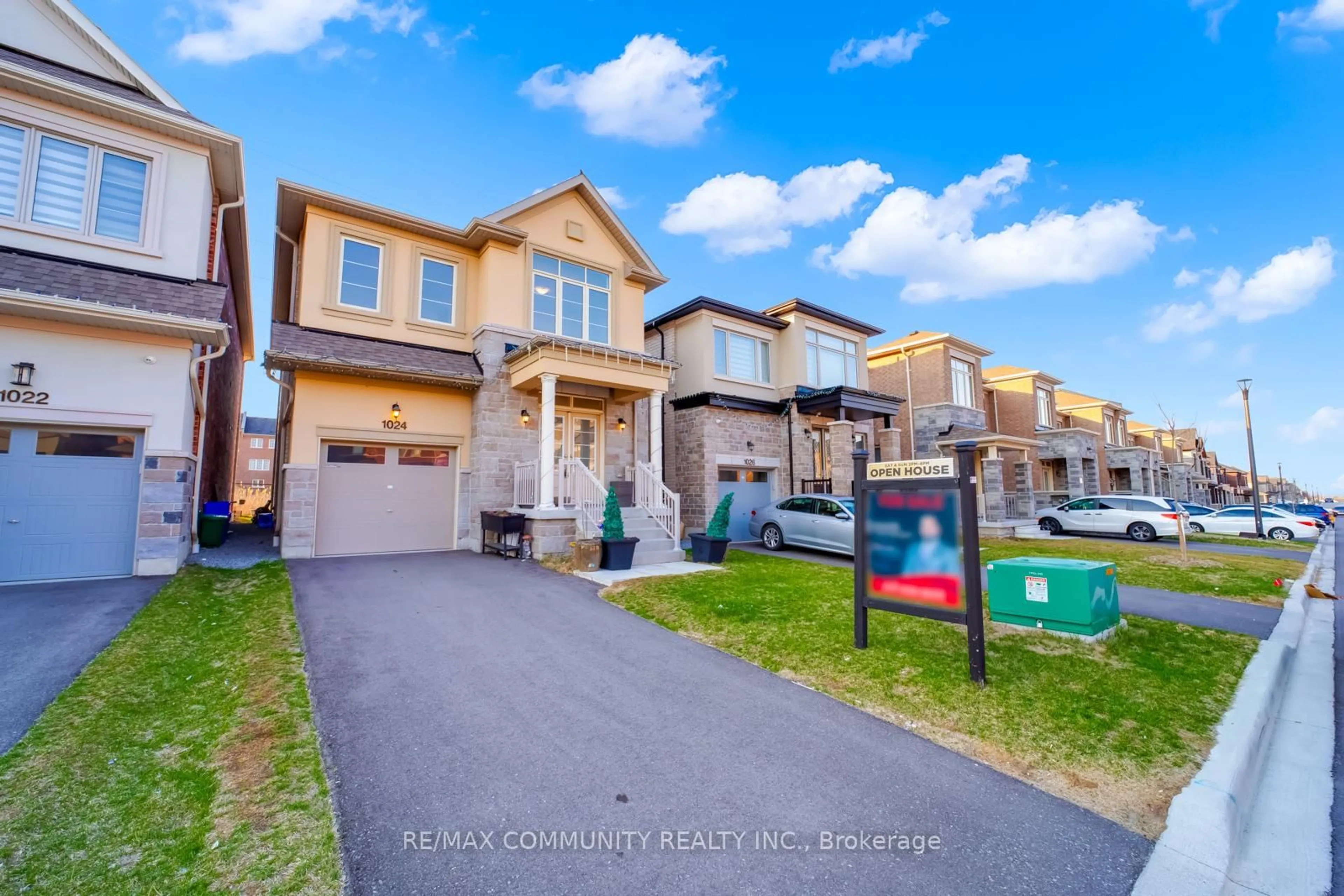 A pic from outside/outdoor area/front of a property/back of a property/a pic from drone, street for 1024 Skyridge Blvd, Pickering Ontario L1X 0G5