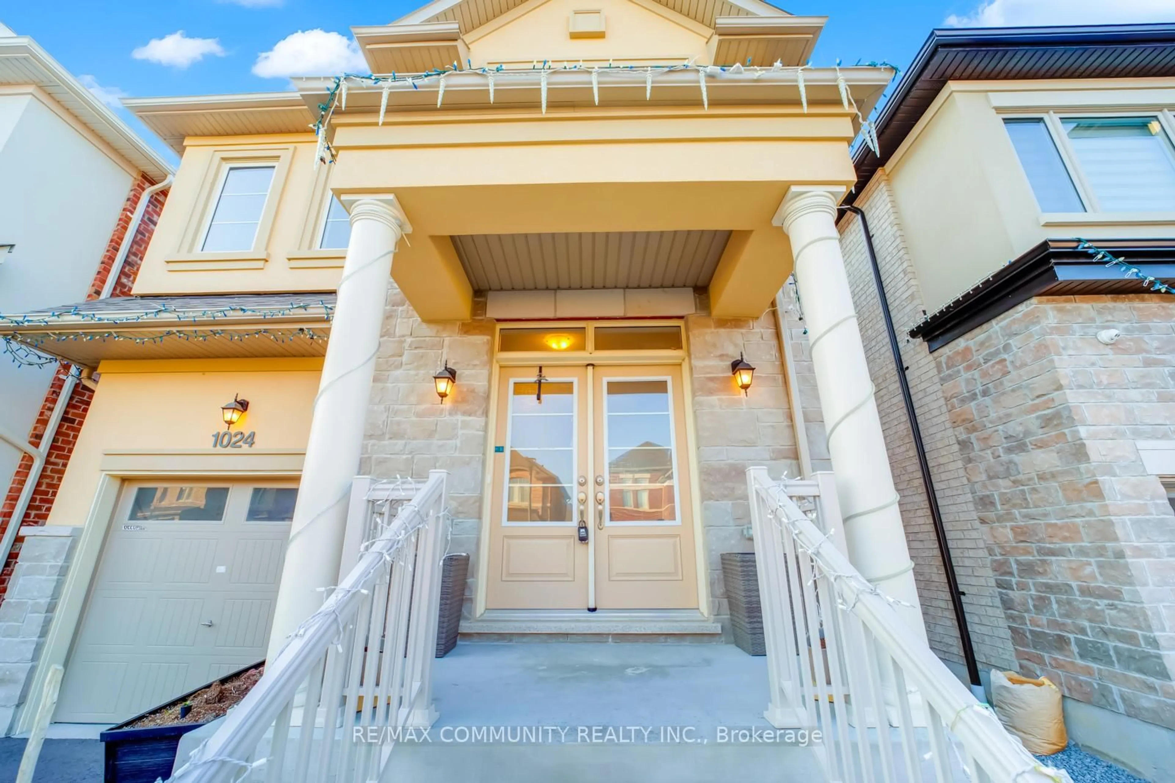 Indoor entryway for 1024 Skyridge Blvd, Pickering Ontario L1X 0G5