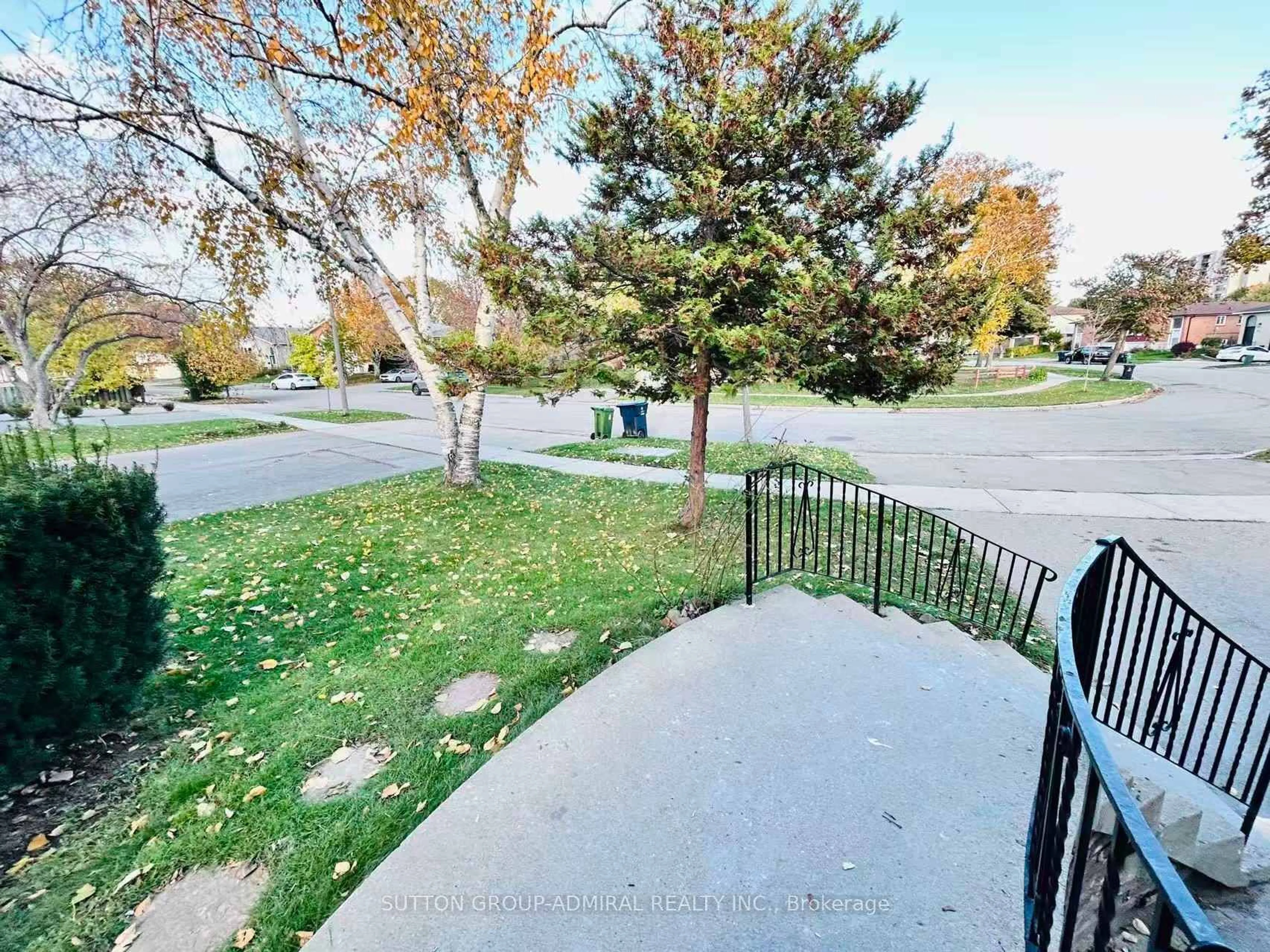 A pic from outside/outdoor area/front of a property/back of a property/a pic from drone, street for 23 Hildenboro Sq, Toronto Ontario M1W 1Y2
