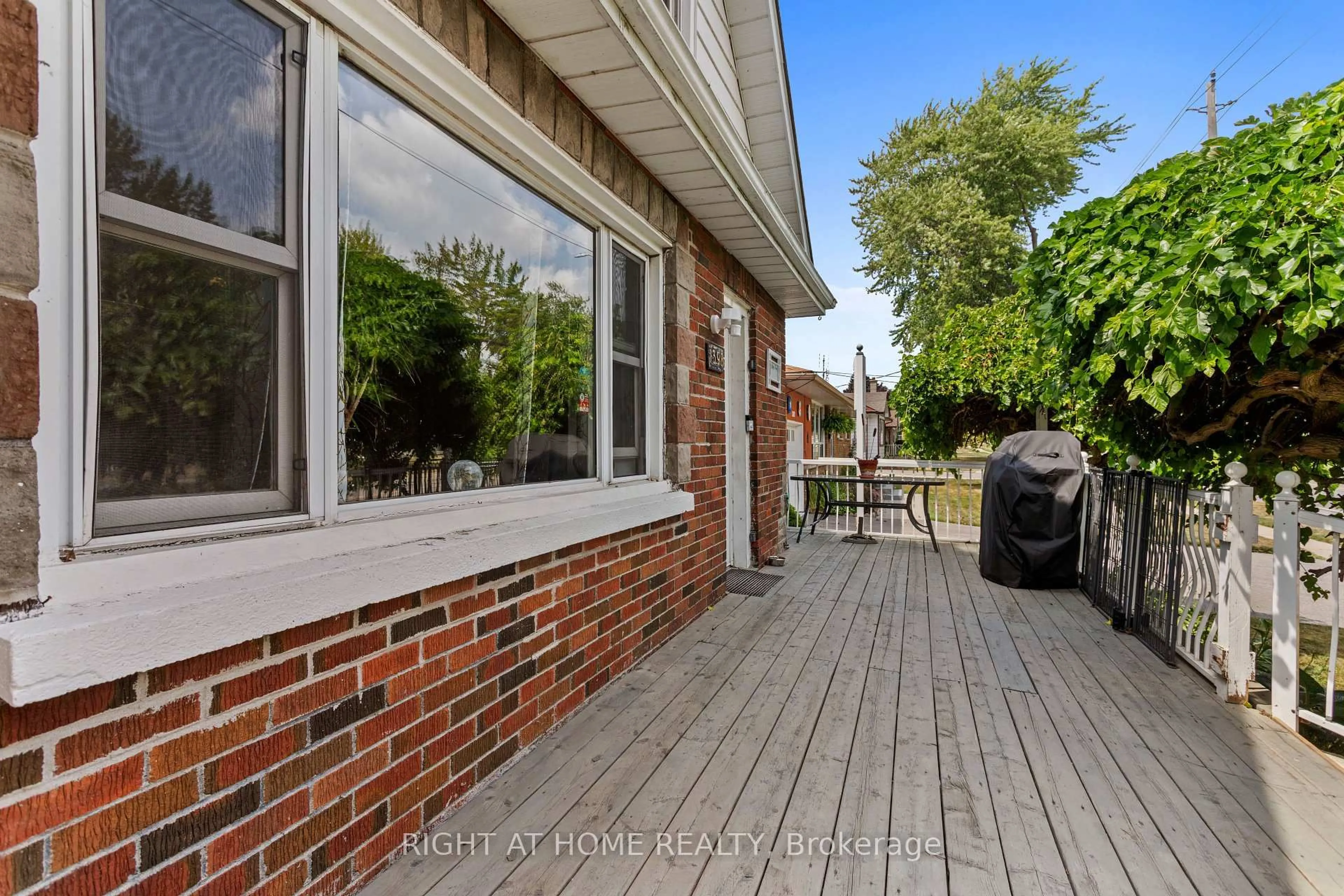 Unknown for 1398 Simcoe St, Oshawa Ontario L1H 4M4