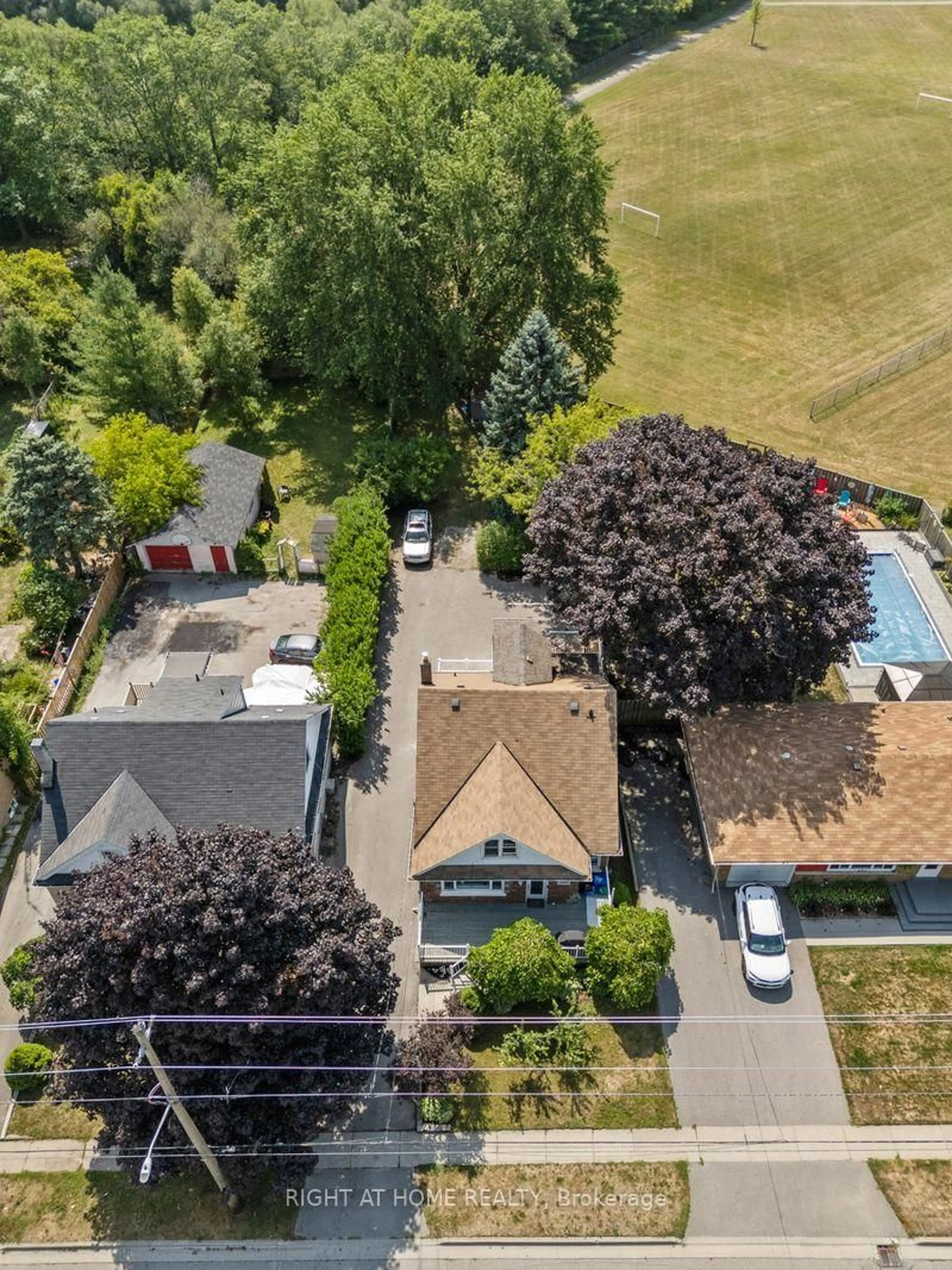 A pic from outside/outdoor area/front of a property/back of a property/a pic from drone, street for 1398 Simcoe St, Oshawa Ontario L1H 4M4