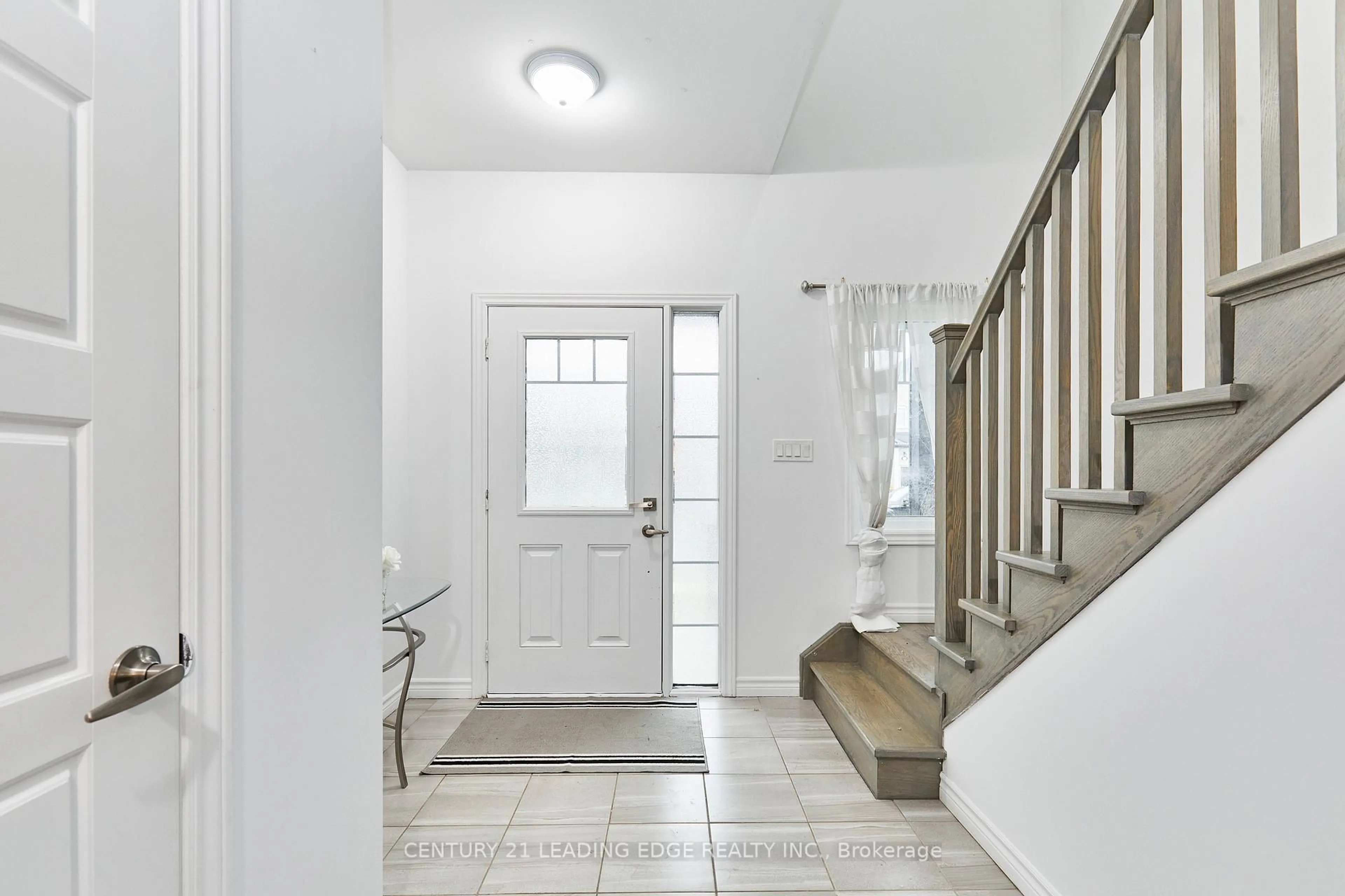 Indoor entryway for 100 Bill Hutchinson Cres, Clarington Ontario L1C 4T5