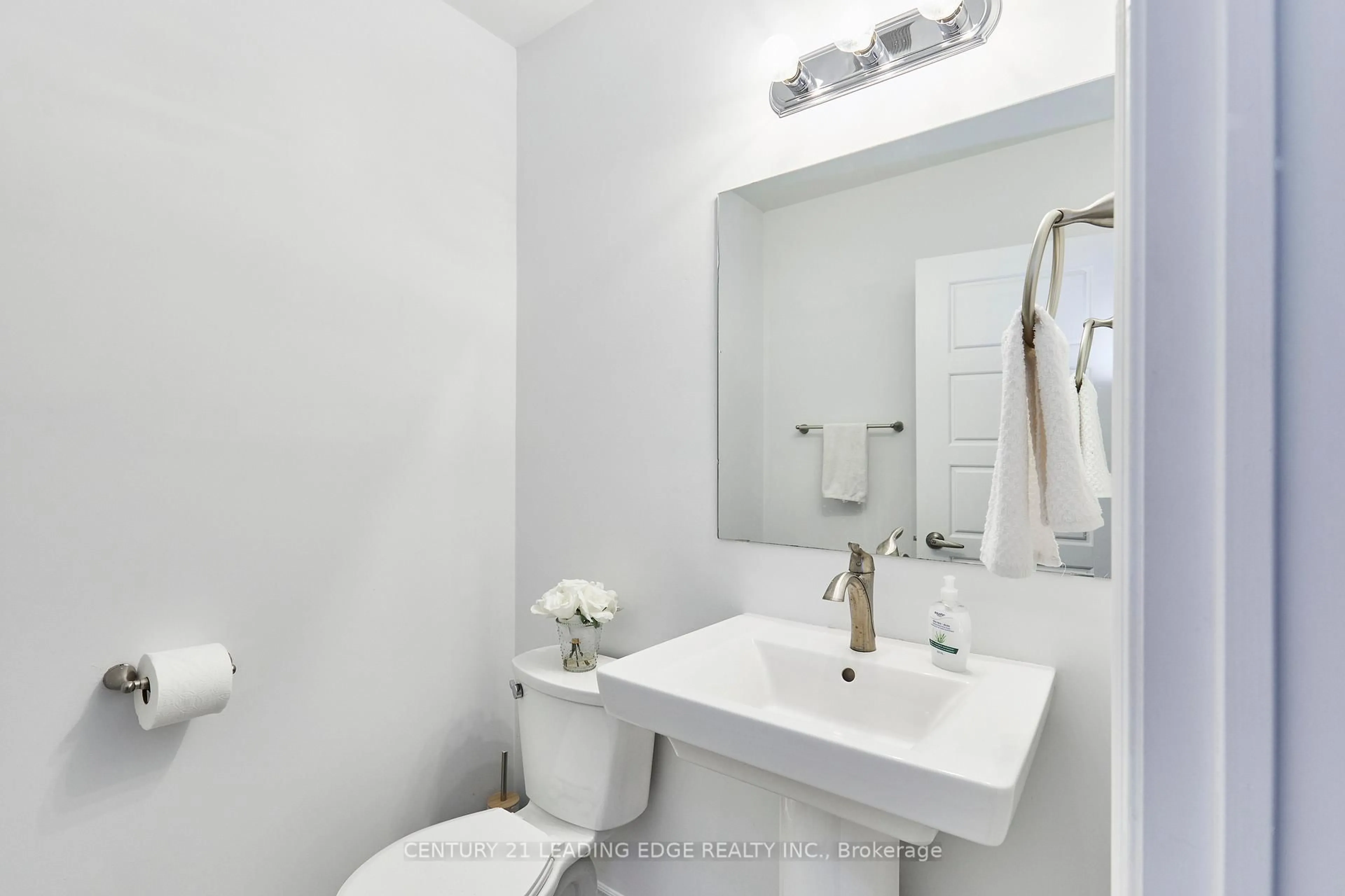 Standard bathroom, ceramic/tile floor for 100 Bill Hutchinson Cres, Clarington Ontario L1C 4T5