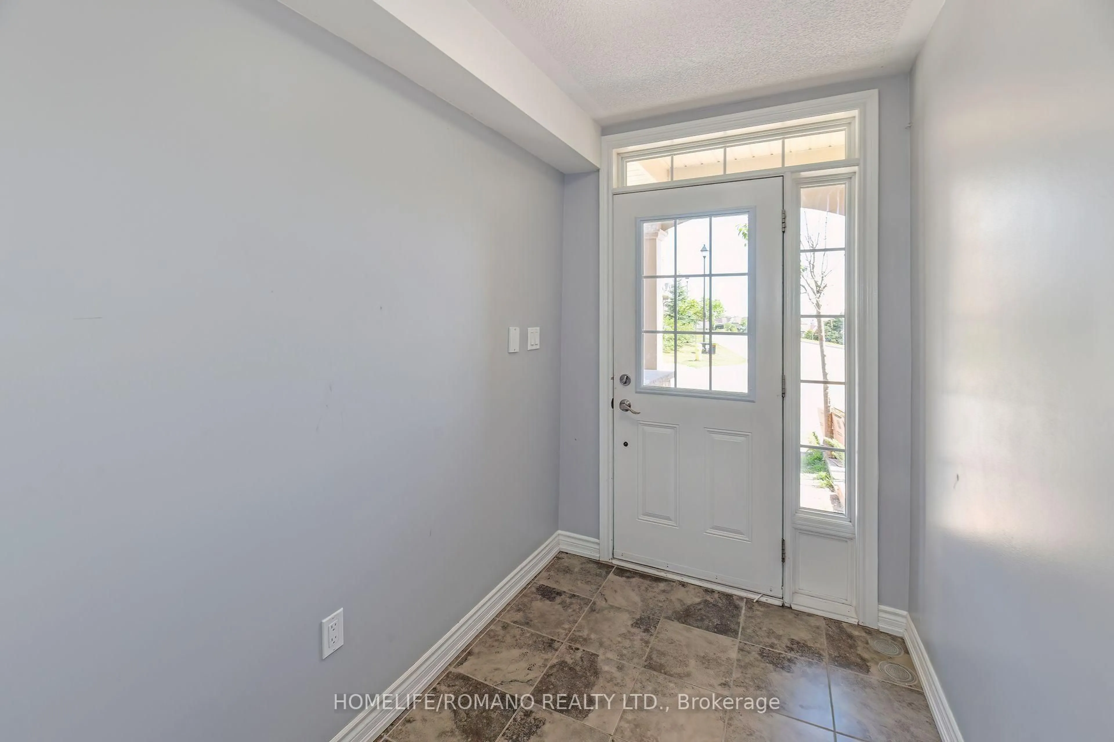 Indoor entryway for 33 Comfort Way, Whitby Ontario L1N 2K6