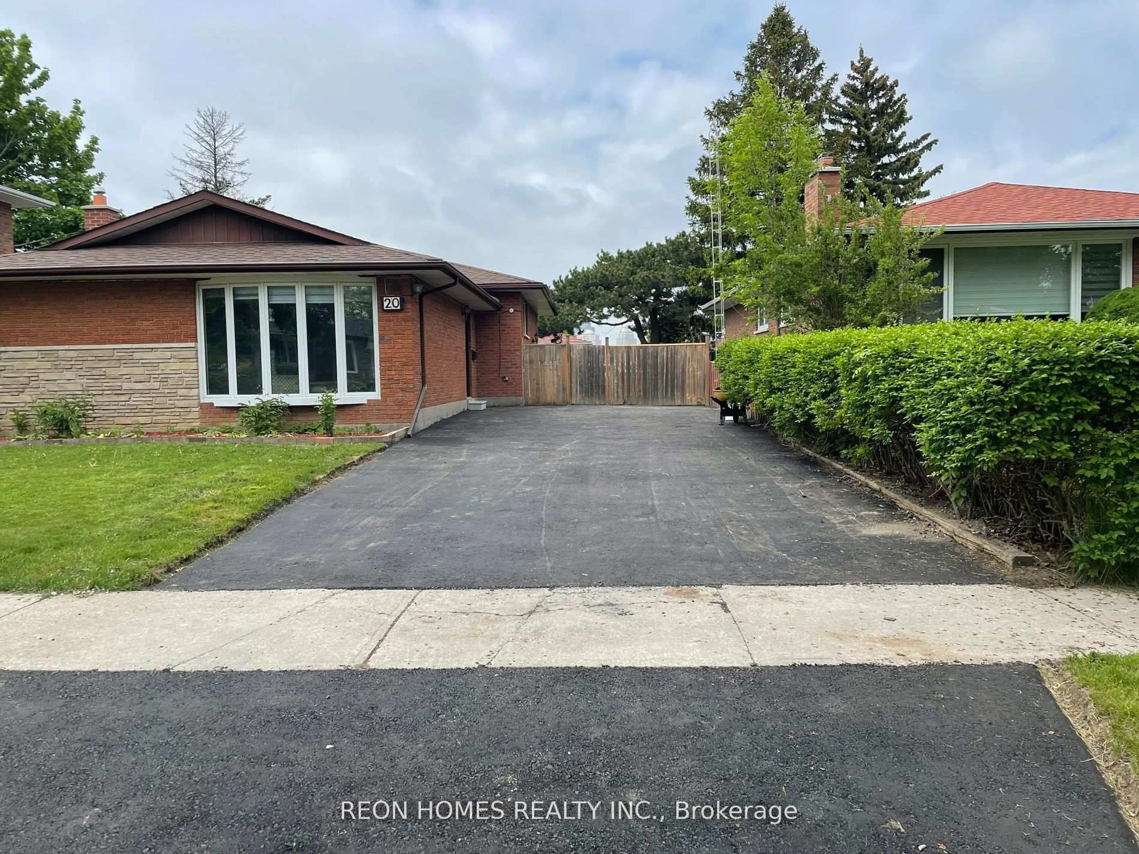 A pic from outside/outdoor area/front of a property/back of a property/a pic from drone, street for 20 Bluefin Cres, Toronto Ontario M1H 2L1