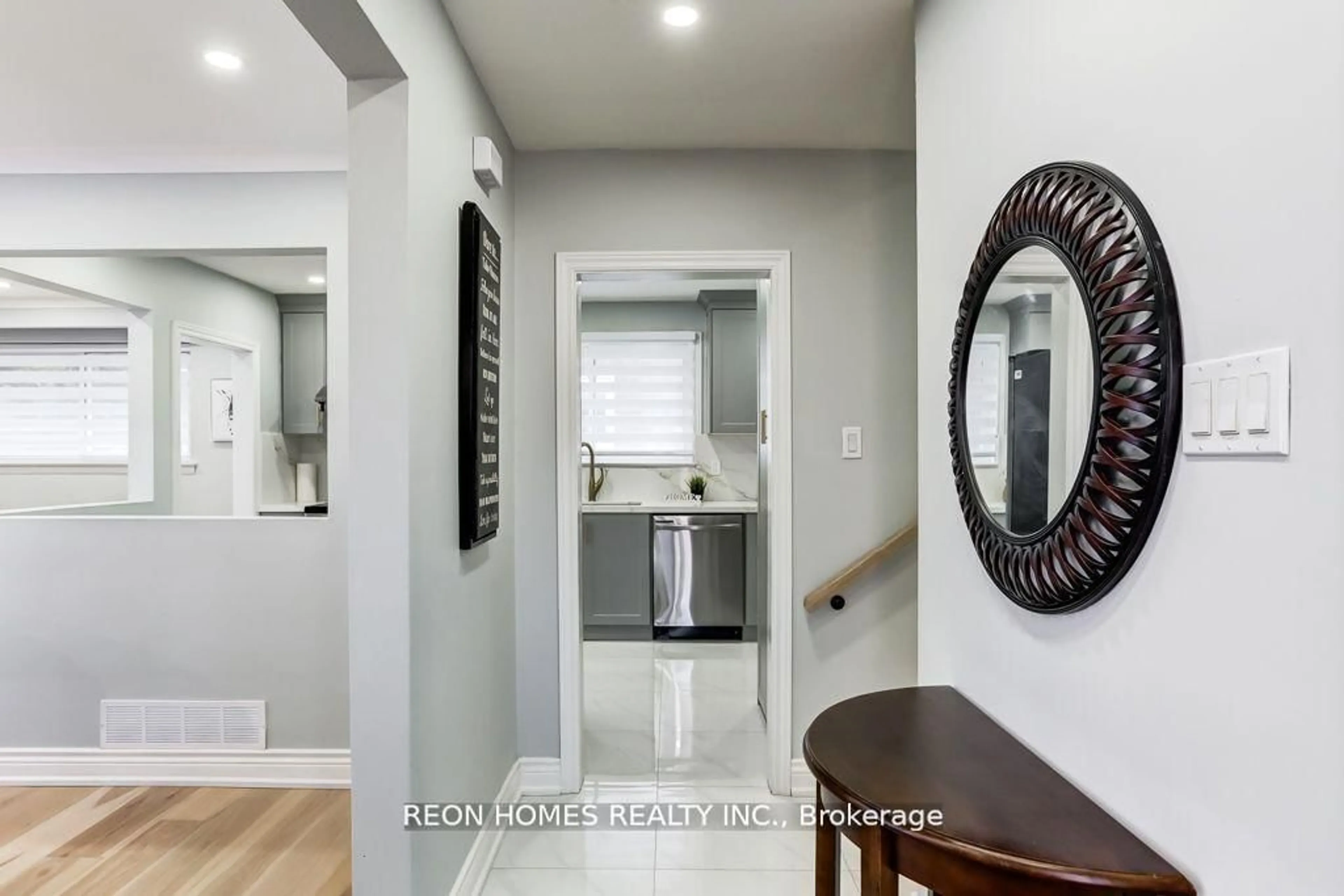 Indoor entryway for 20 Bluefin Cres, Toronto Ontario M1H 2L1