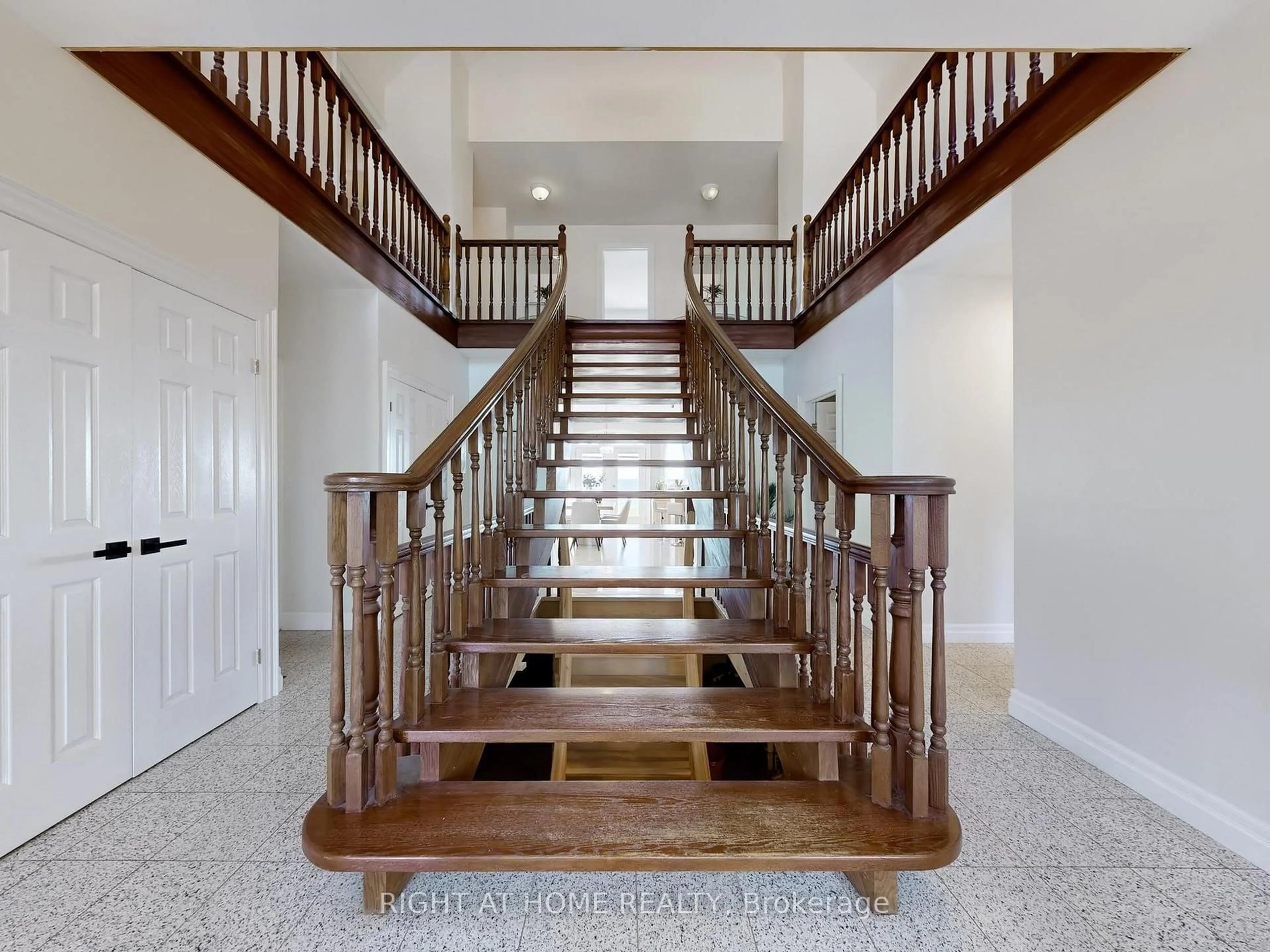 Stairs for 26 Ontoro Blvd, Ajax Ontario L1Z 1X6