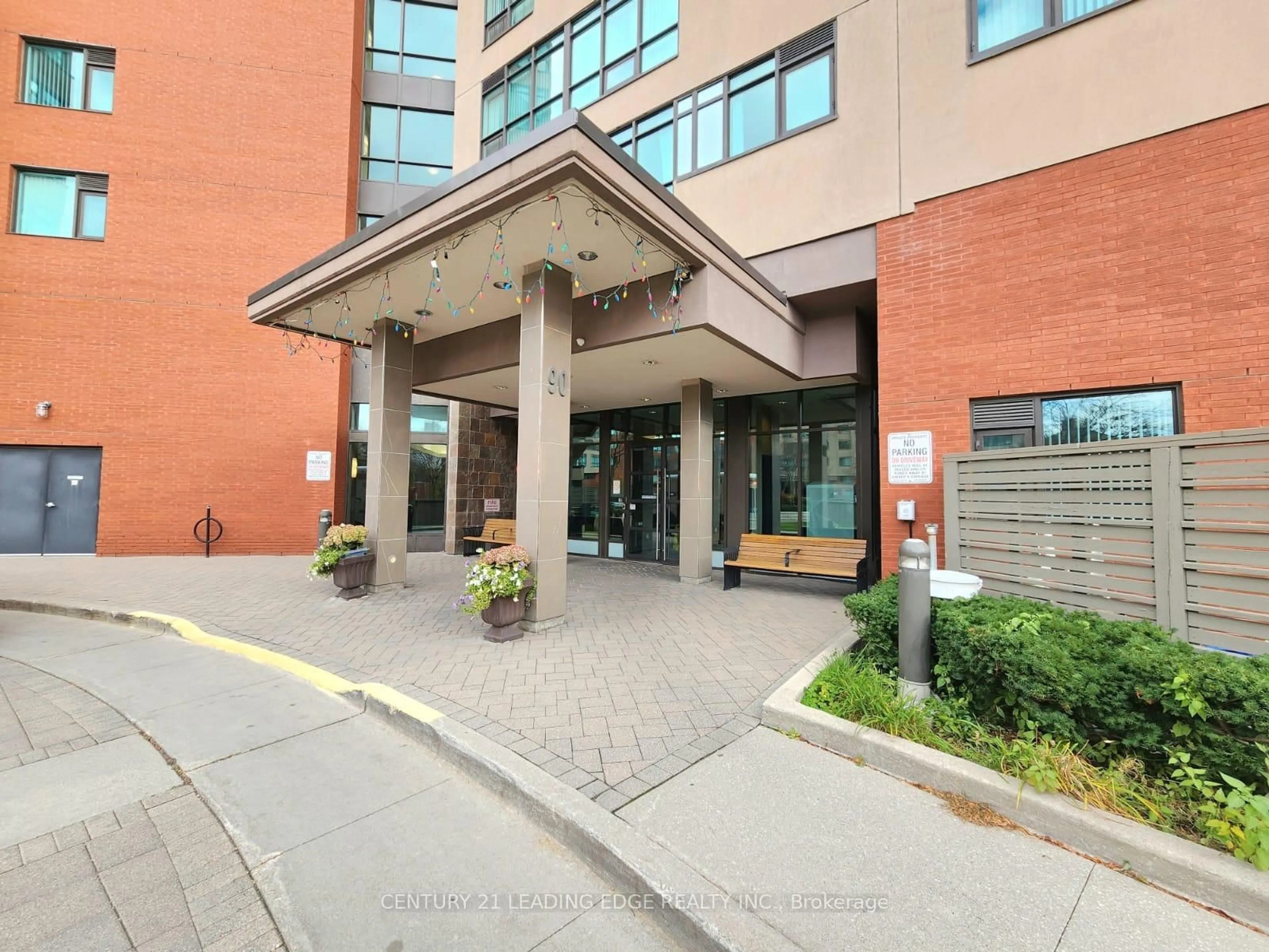 Indoor foyer for 90 Scottfield Dr #523, Toronto Ontario M1S 5W4