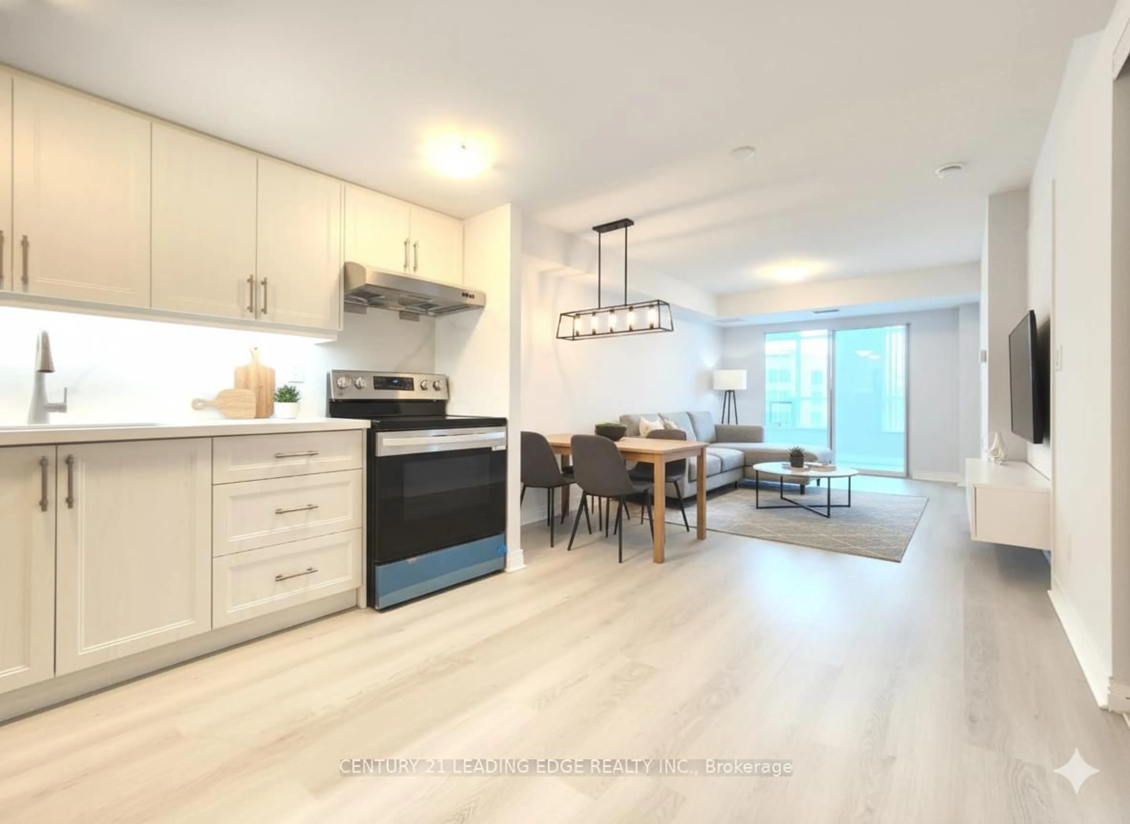 Open concept kitchen, wood/laminate floor for 90 Scottfield Dr #523, Toronto Ontario M1S 5W4