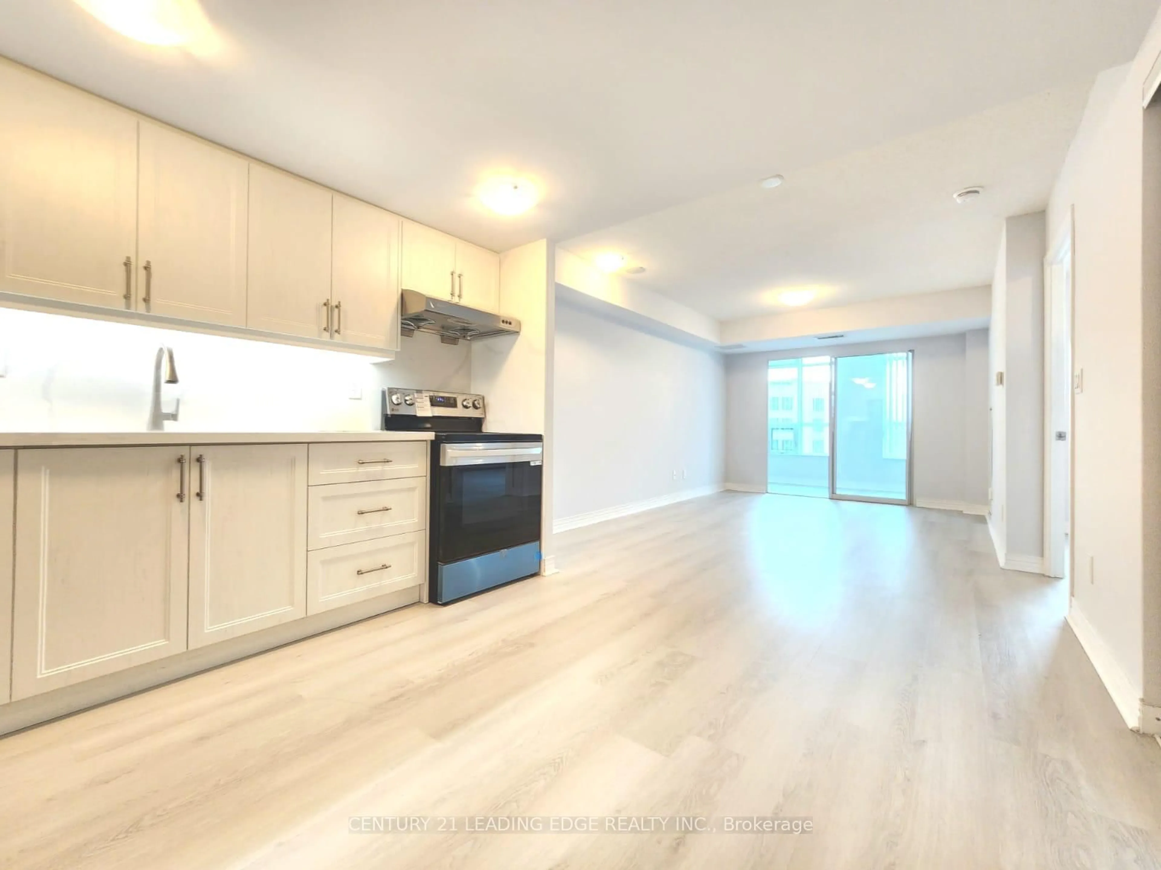 Open concept kitchen, wood/laminate floor for 90 Scottfield Dr #523, Toronto Ontario M1S 5W4