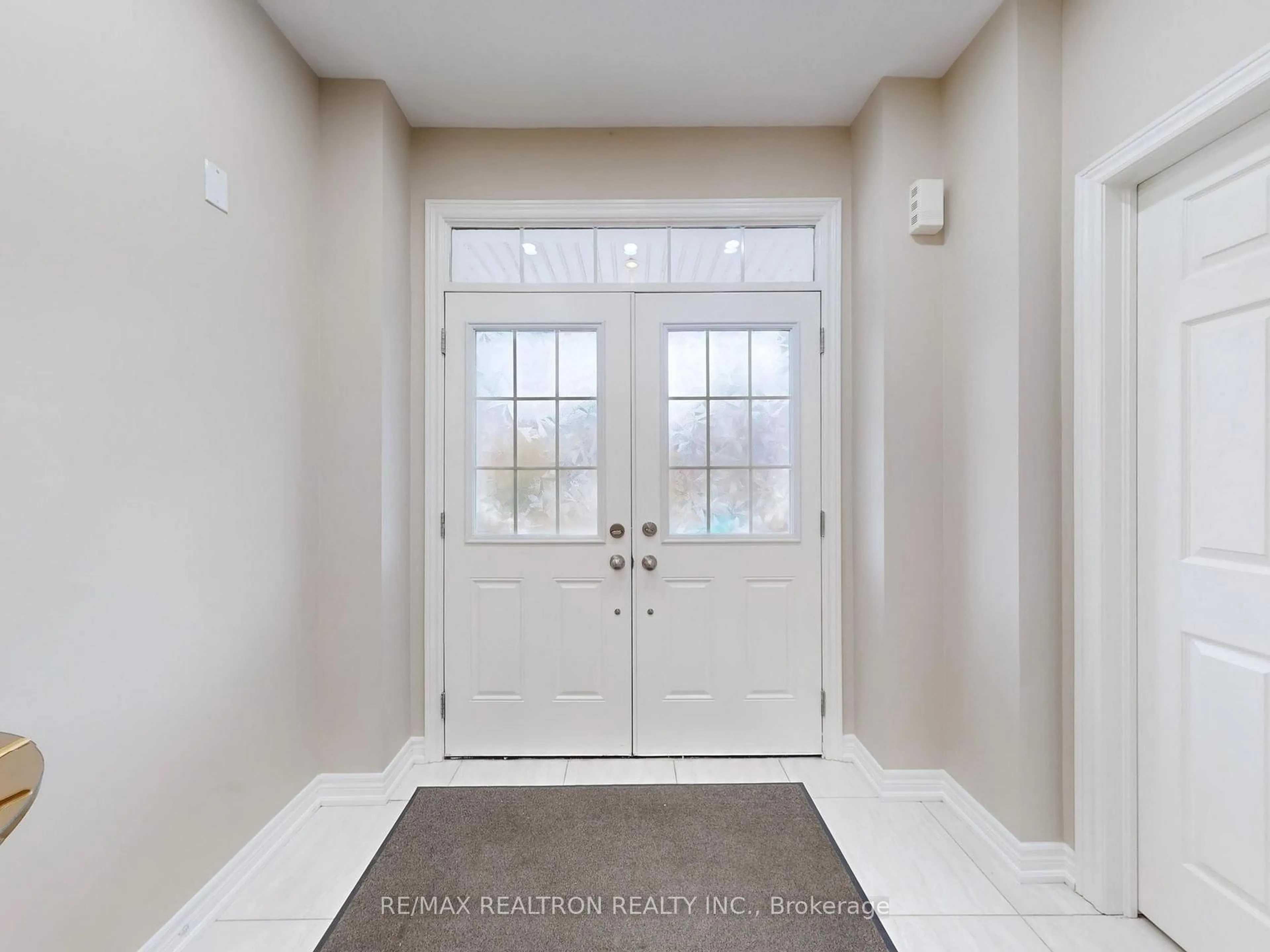Indoor entryway for 1801 Douglas Langtree Dr, Oshawa Ontario L1K 0Y3