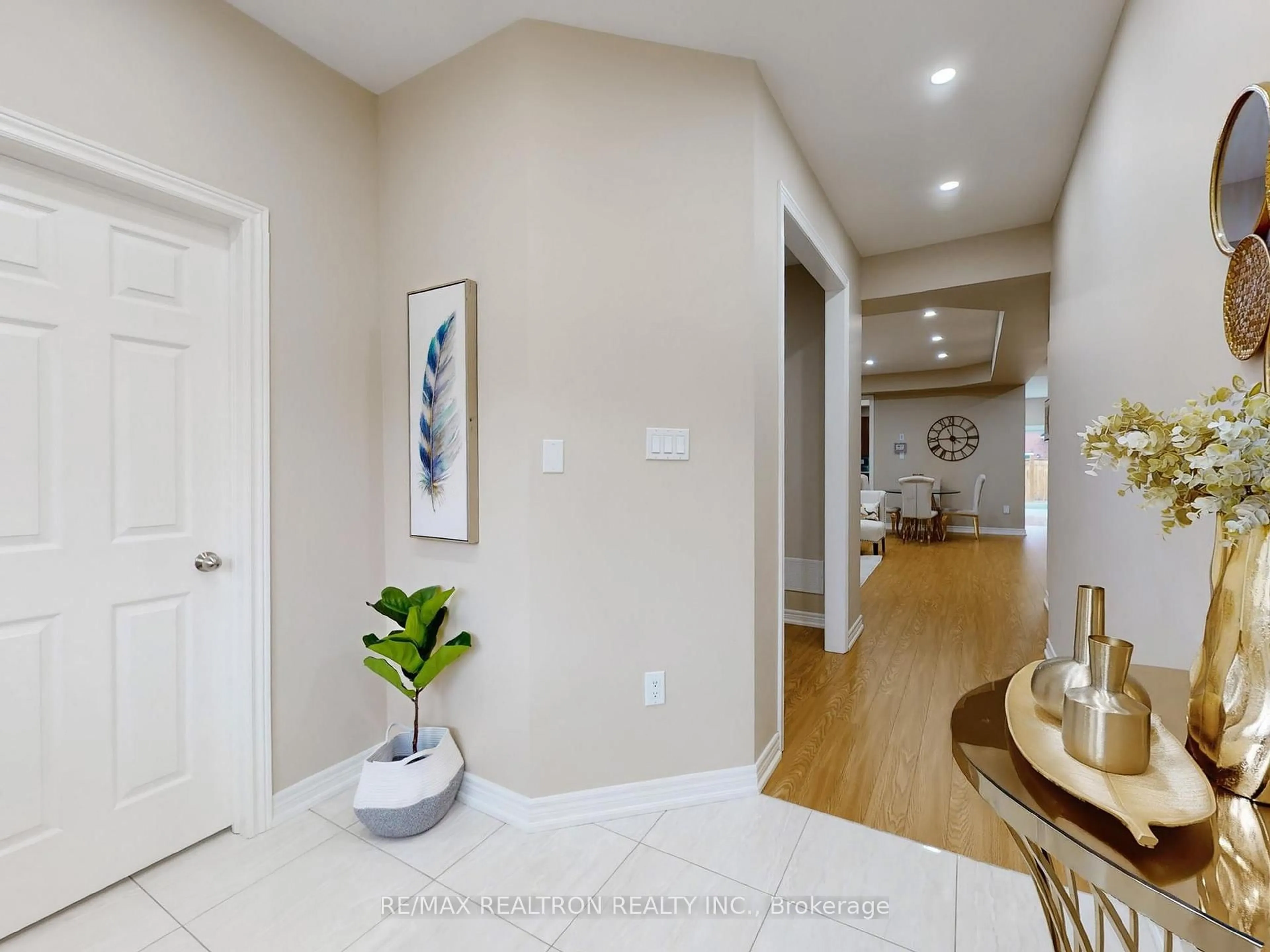 Indoor entryway for 1801 Douglas Langtree Dr, Oshawa Ontario L1K 0Y3