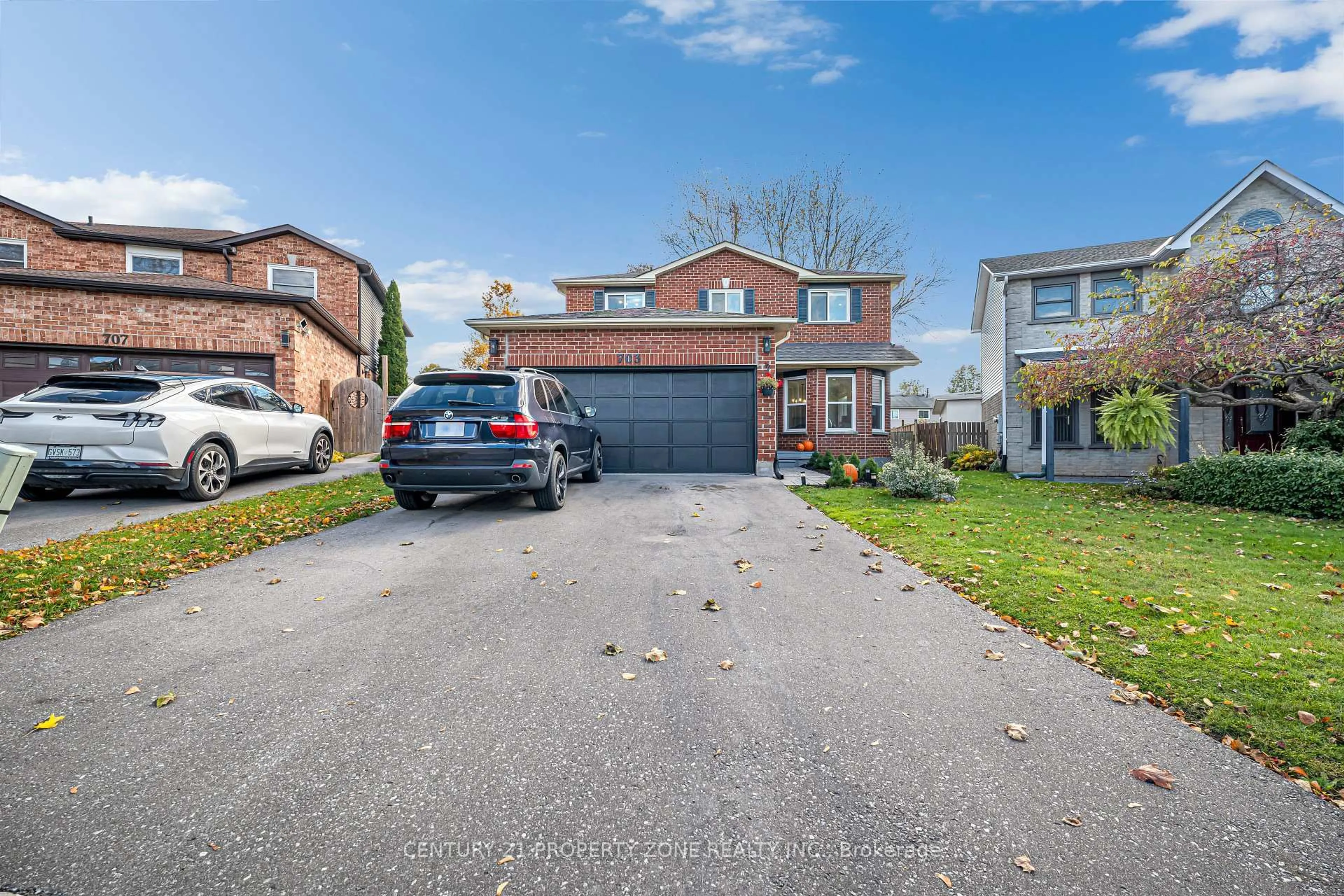 A pic from outside/outdoor area/front of a property/back of a property/a pic from drone, street for 703 Mountjoy Crt, Oshawa Ontario L1K 1W8