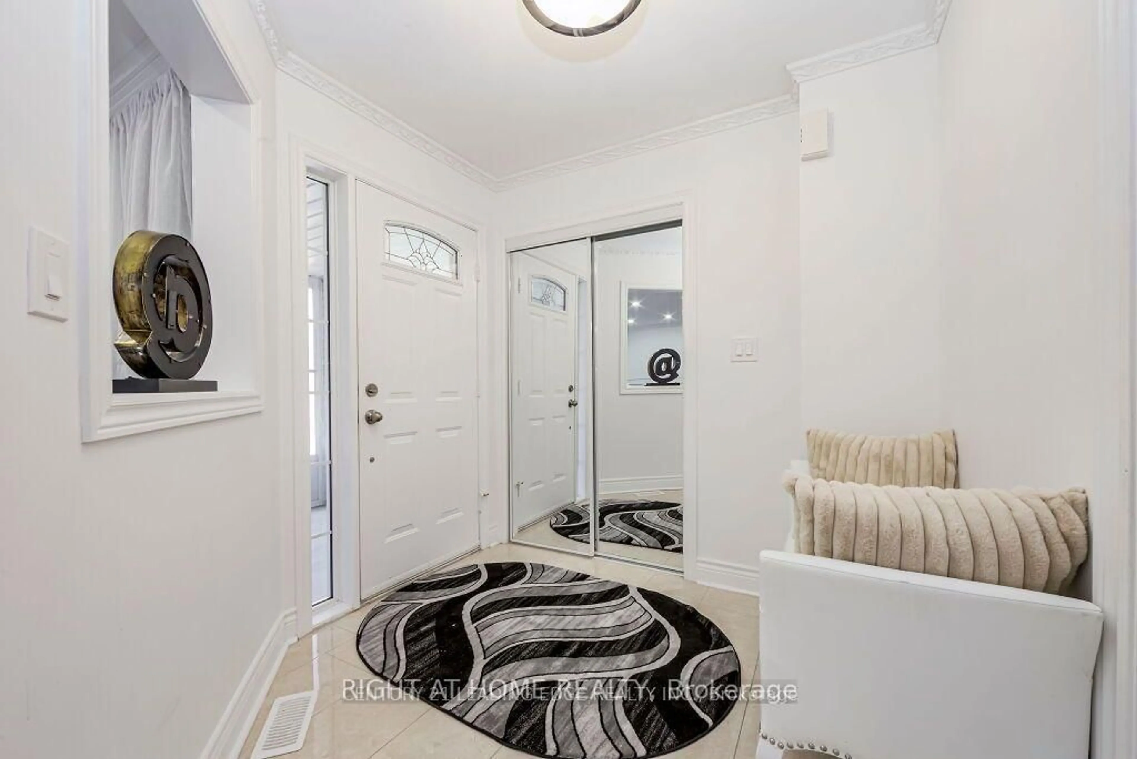 Indoor entryway for 33 Markwood Cres, Whitby Ontario L1R 2S3