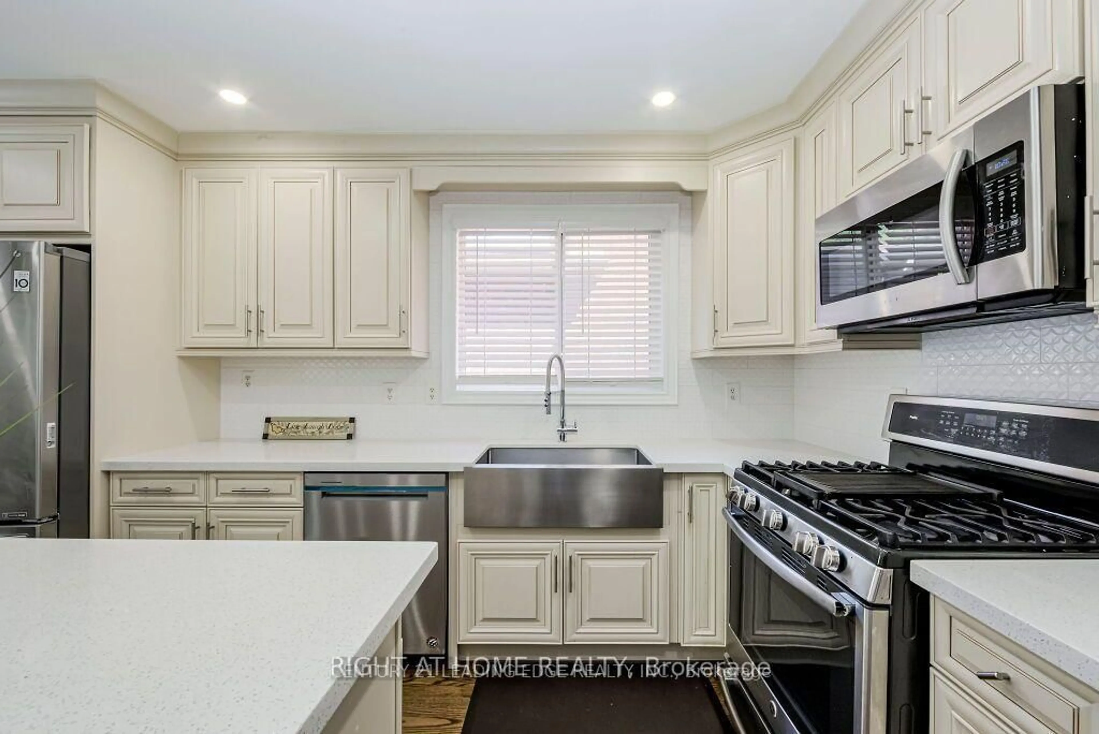 Unknown for 33 Markwood Cres, Whitby Ontario L1R 2S3